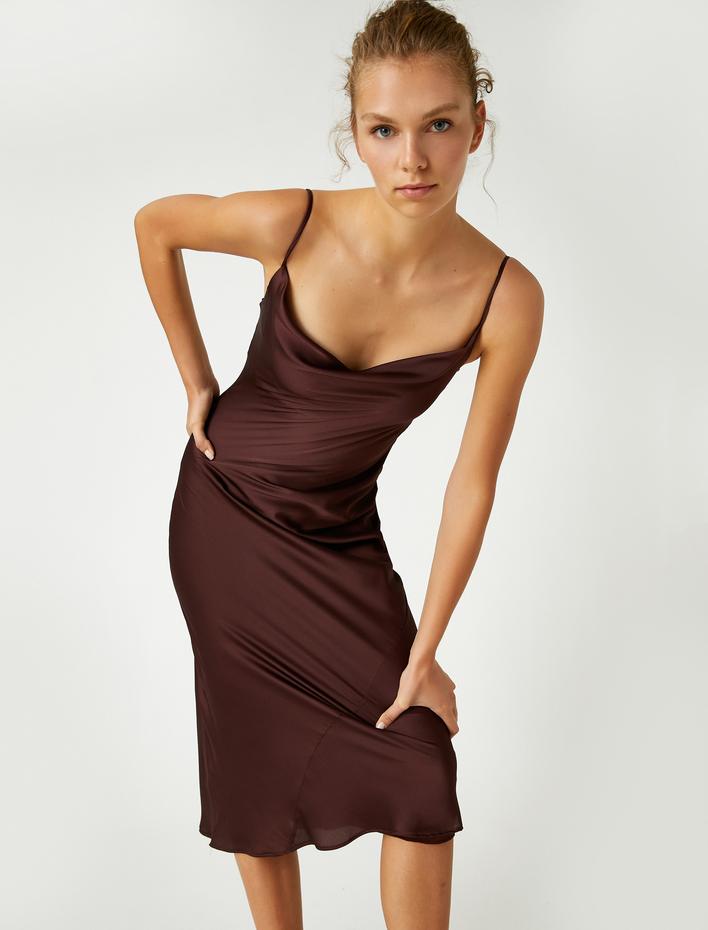  Degaje Yaka İnce Askılı Saten Midi Elbise