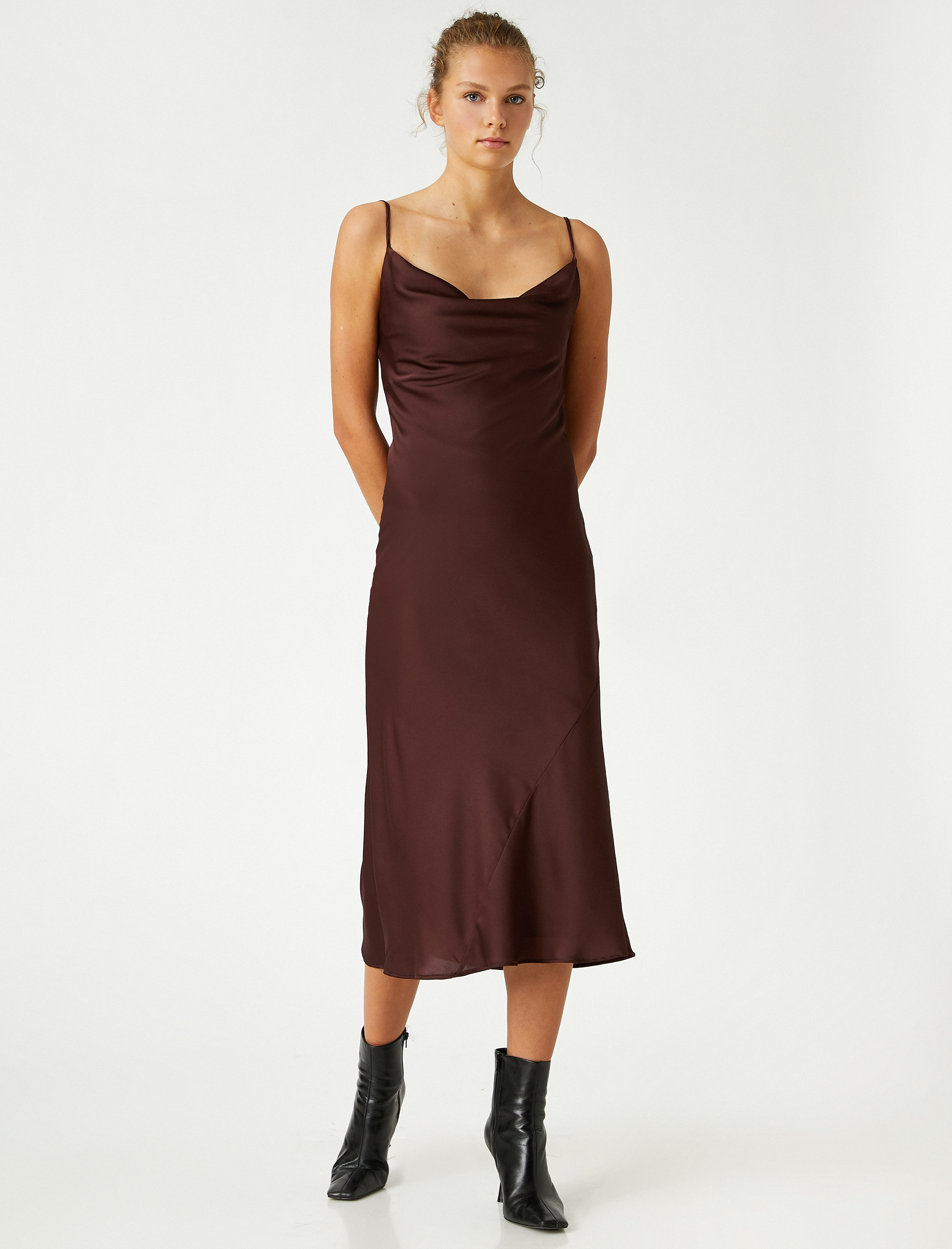   Degaje Yaka İnce Askılı Saten Midi Elbise