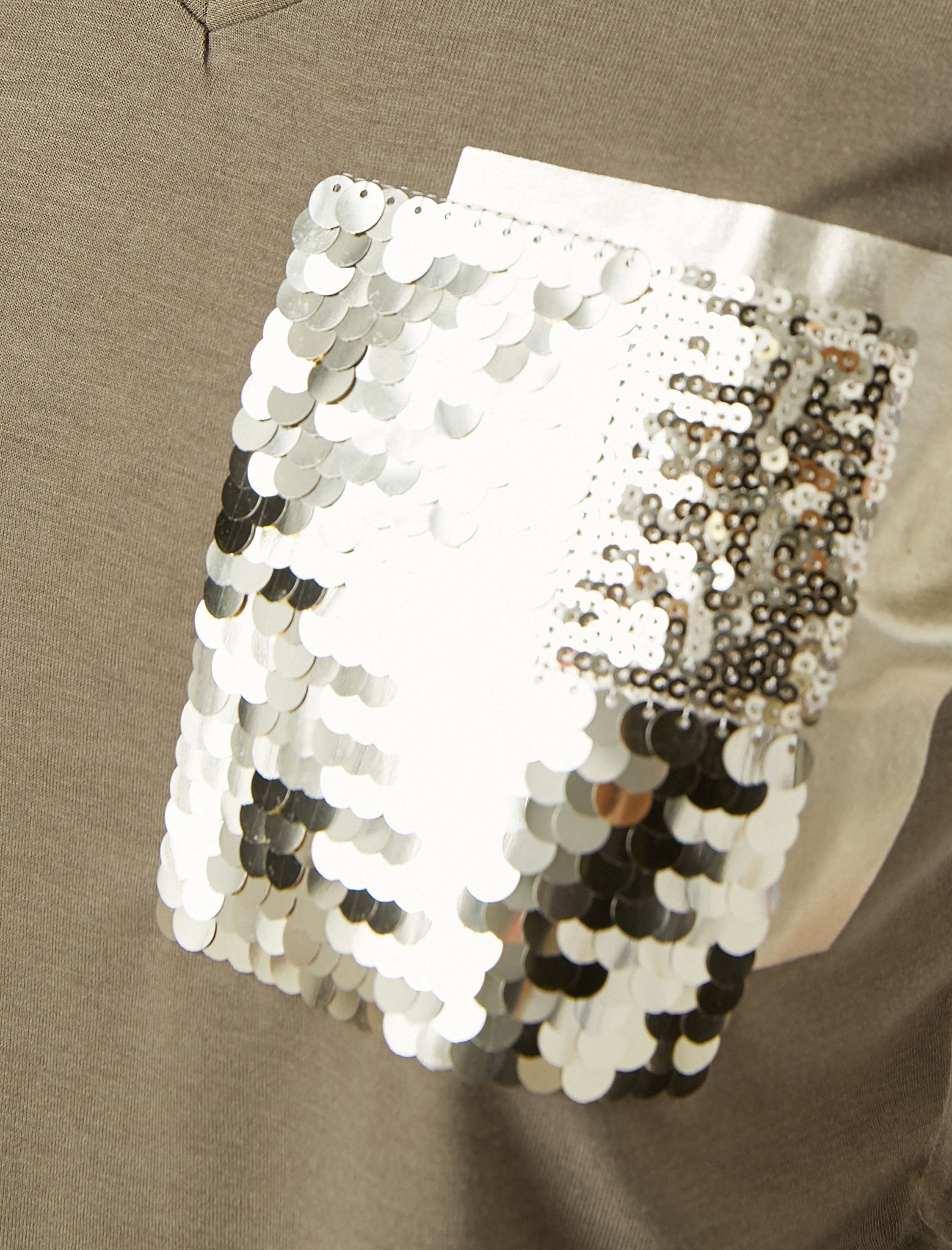   V Yaka Payet Kısa Kollu Tişört