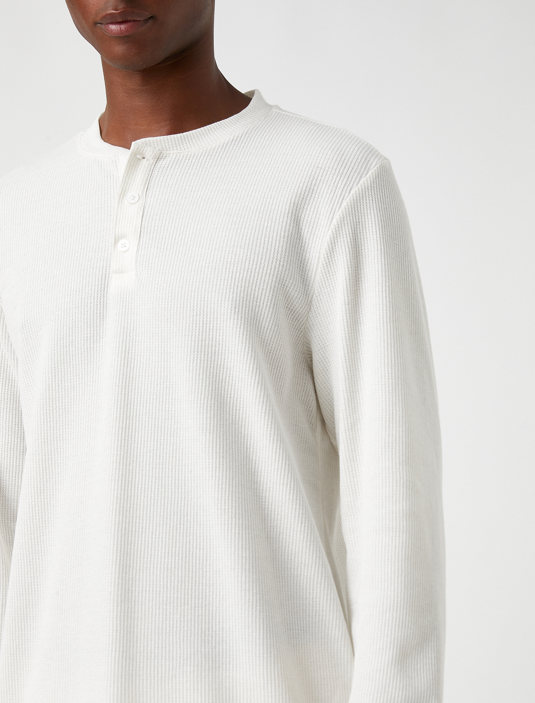   Yakası Düğmeli Uzun Kollu Tişört