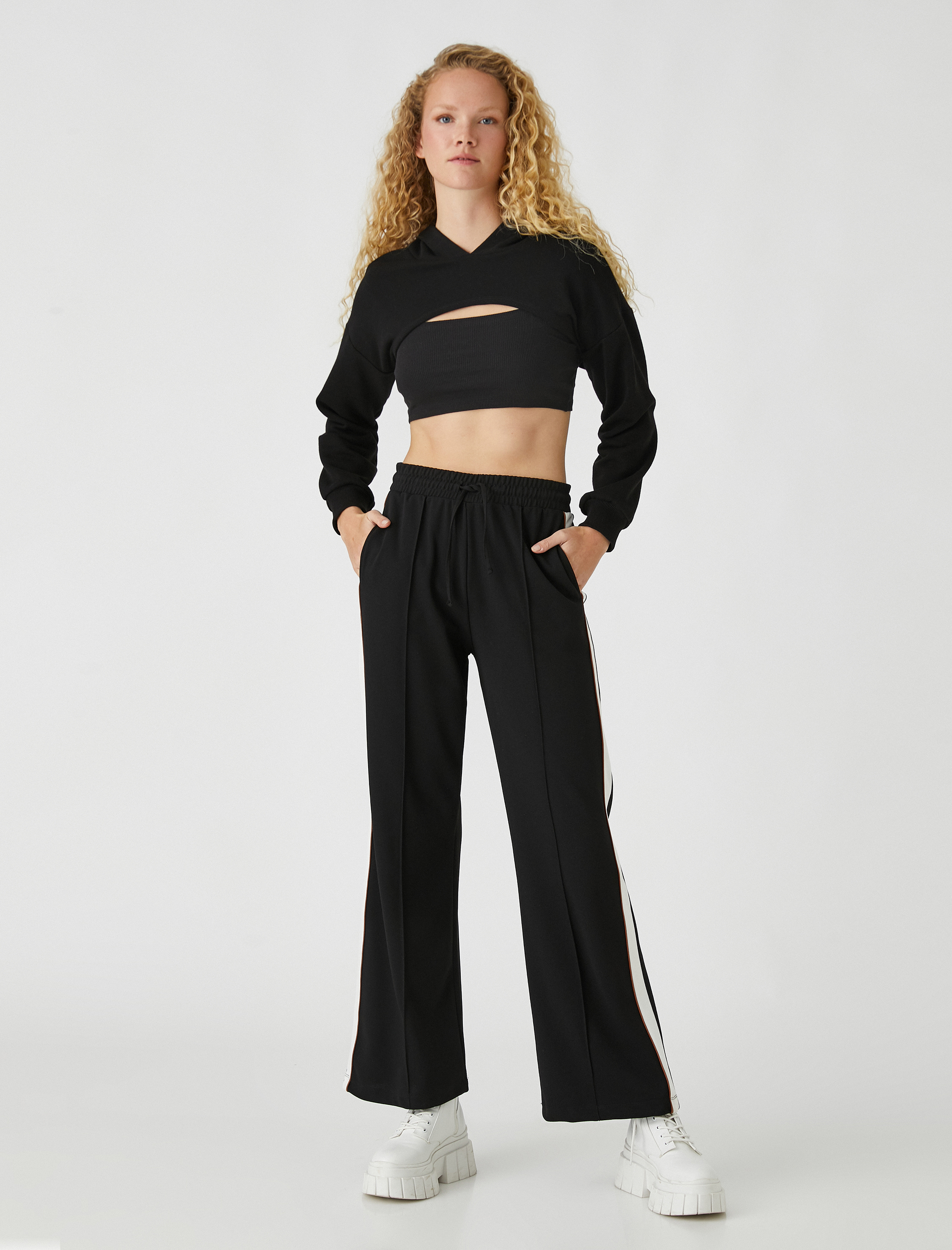   Bol Paça Pantolon Yanları Şeritli