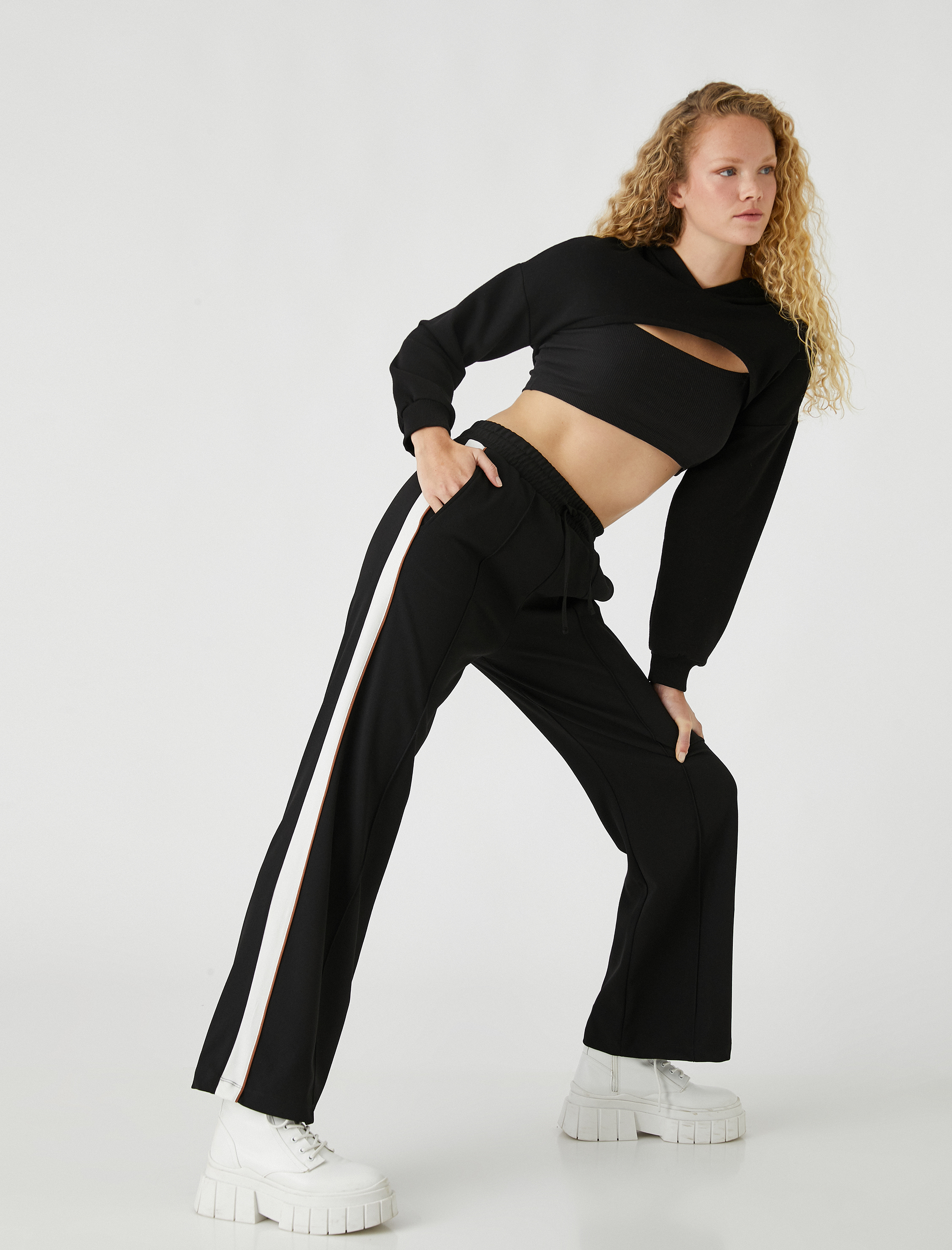   Bol Paça Pantolon Yanları Şeritli