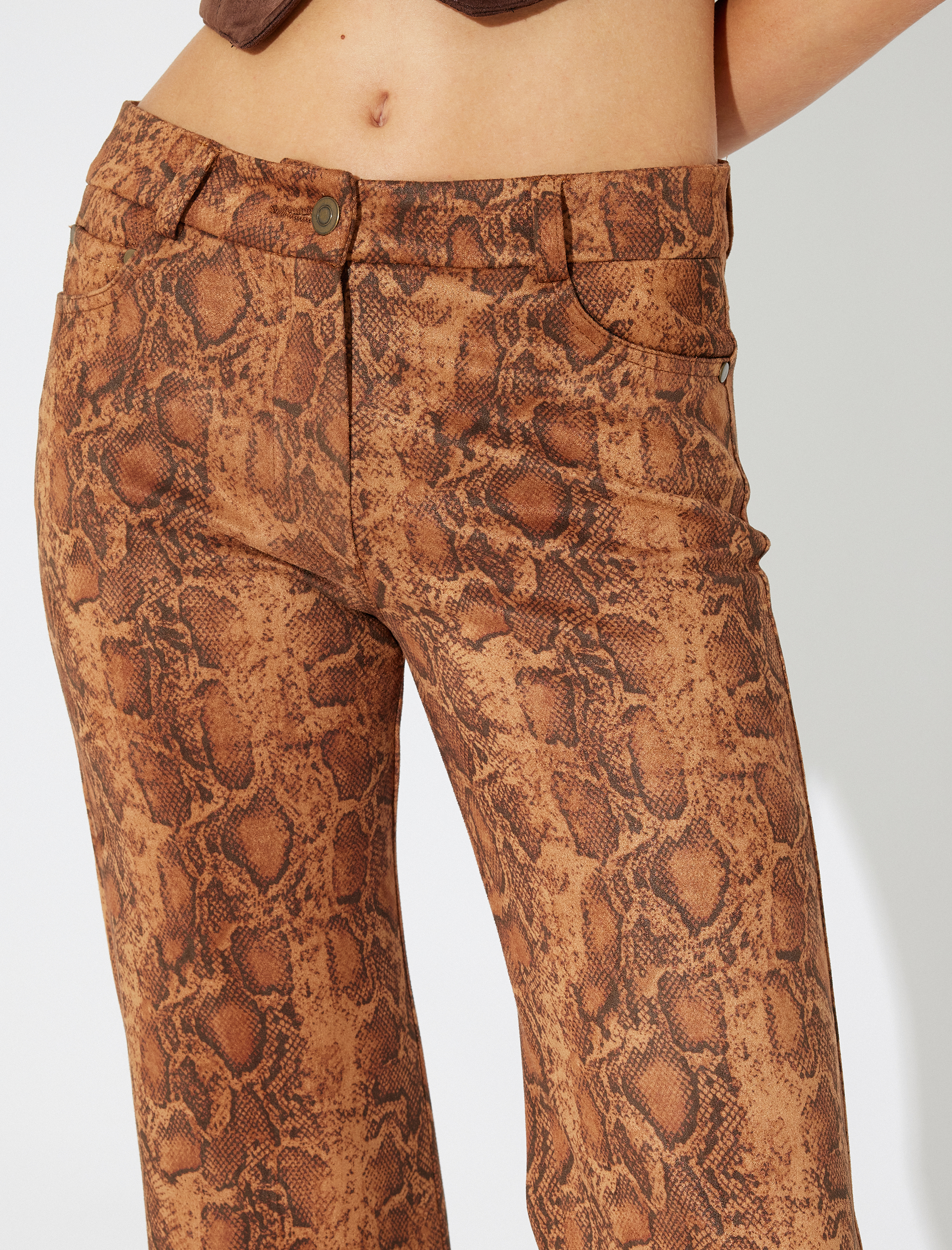 Koton X Zeynep Bastık - Düşük Bel Yılan Derisi Görünümlü İspanyol Paça Pantolon