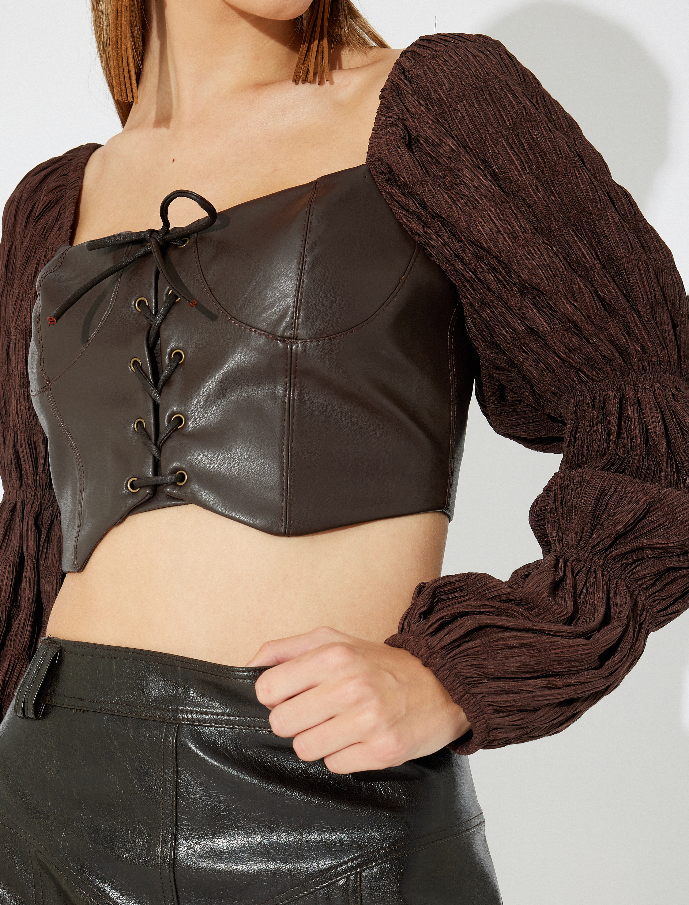   Dokulu Balon Kol Kalp Yaka Bağlamalı Suni Deri Crop Bluz