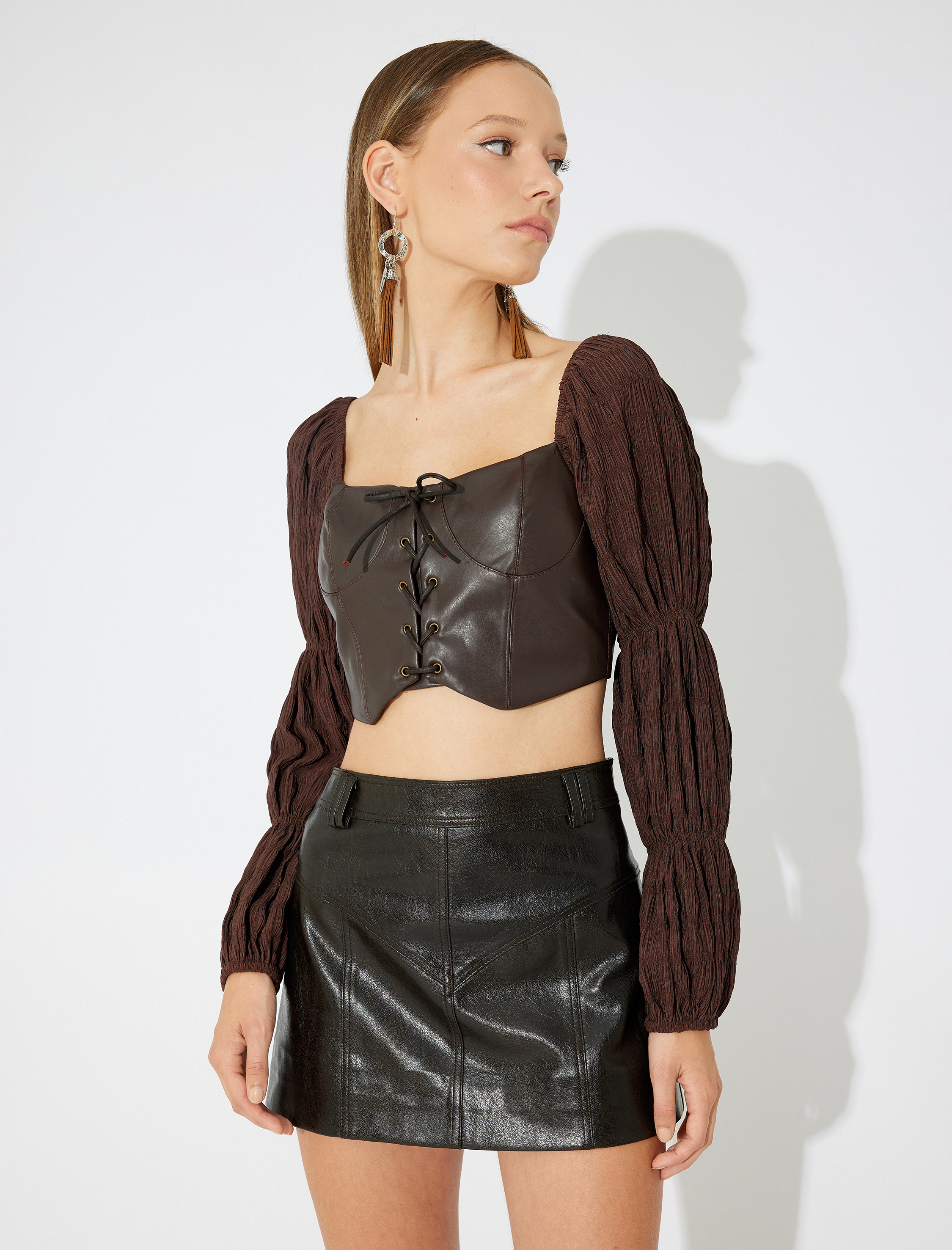   Dokulu Balon Kol Kalp Yaka Bağlamalı Suni Deri Crop Bluz