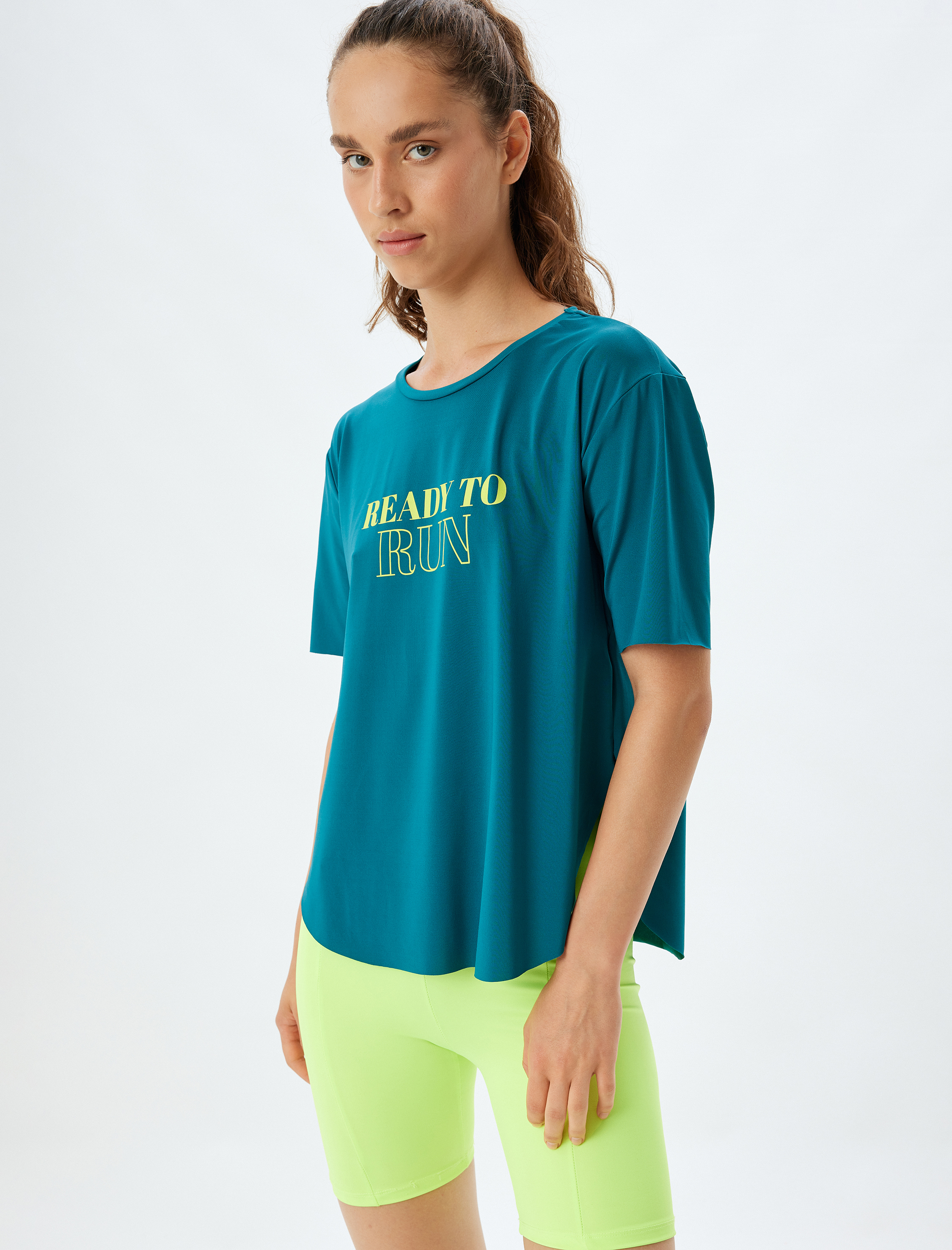   Baskılı Kısa Kollu Spor Tişört Yandan Yırtmaçlı