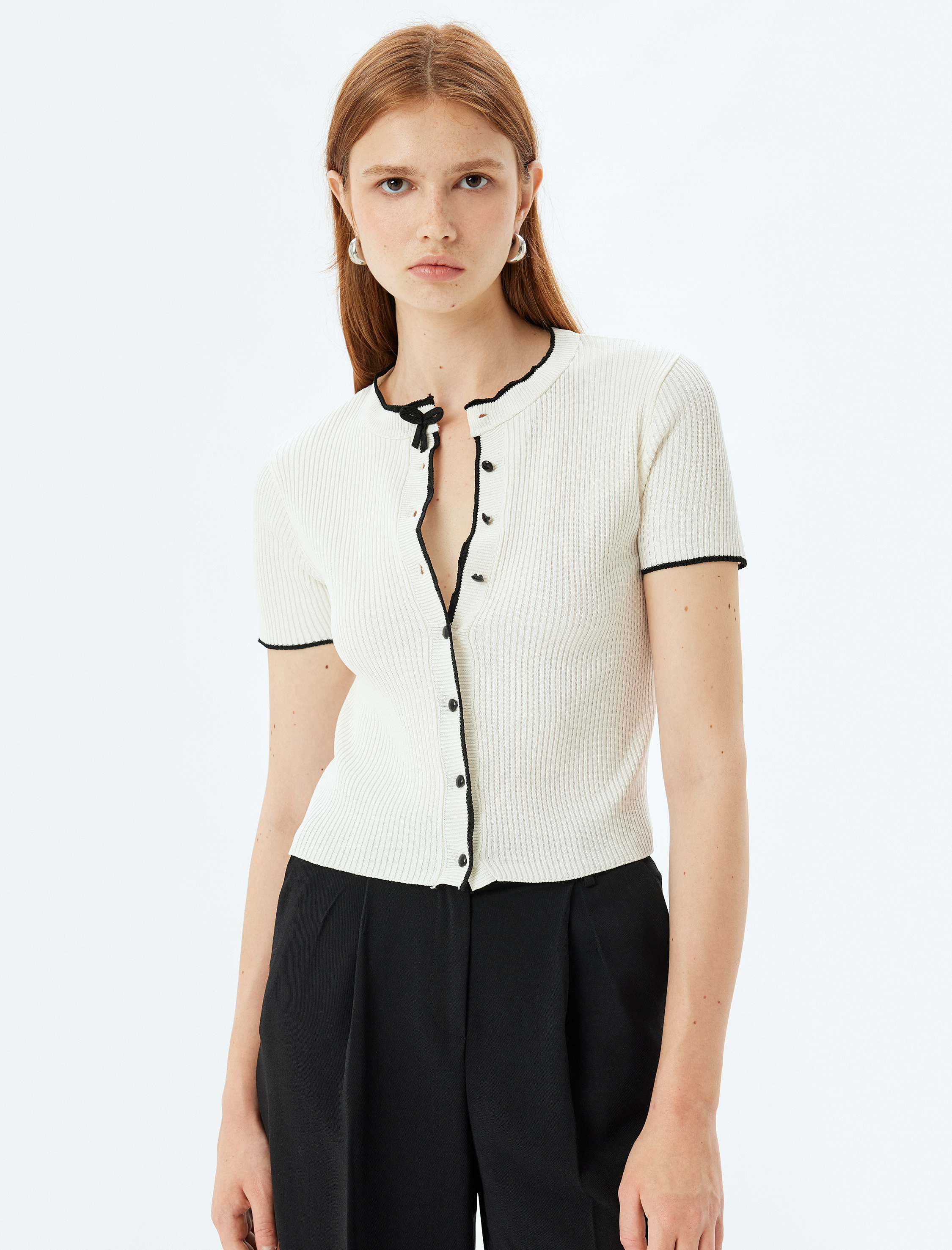 Kısa Kollu Triko Hırka Yuvarlak Yaka Renk Kontrast Detaylı Fiyonklu