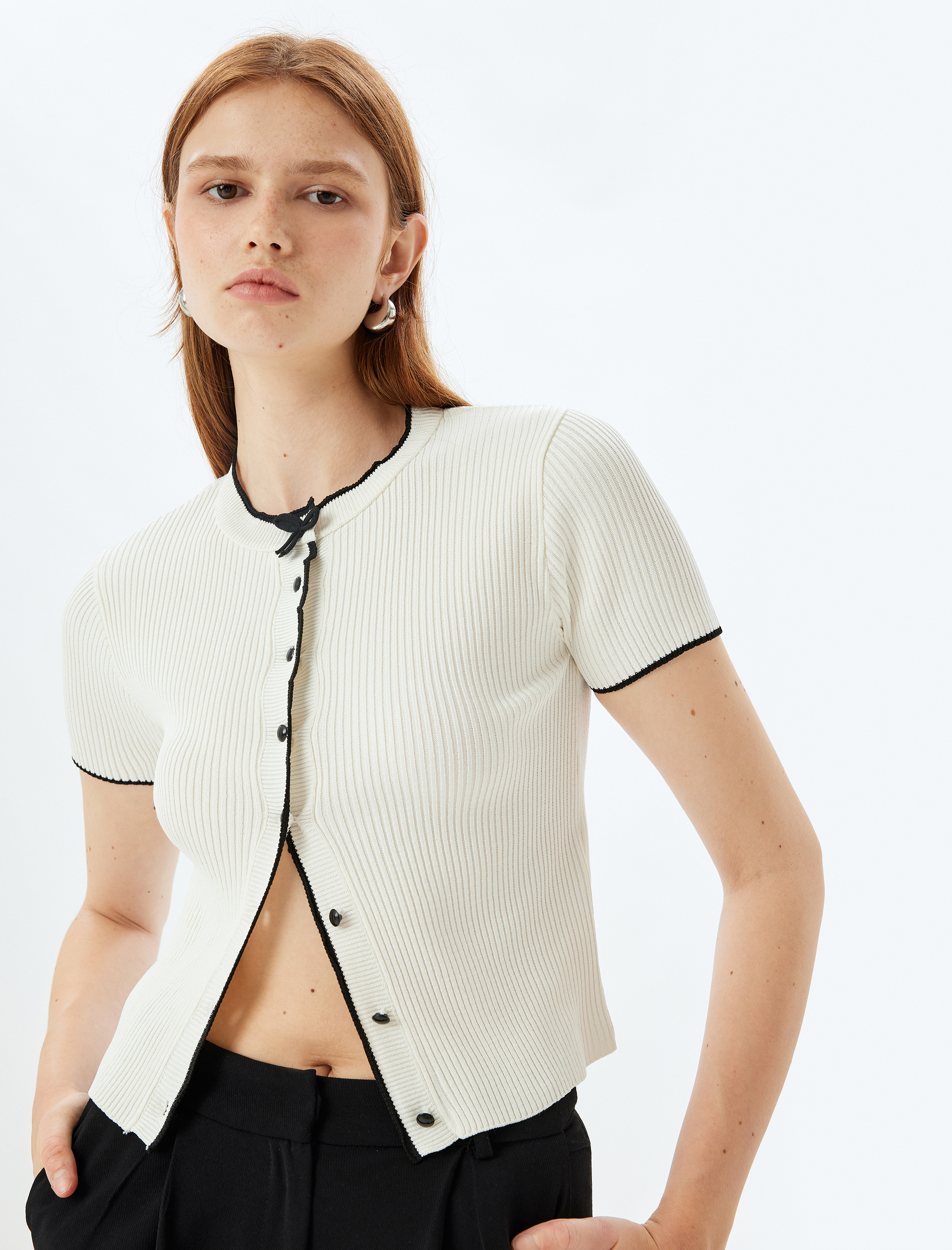 Kısa Kollu Triko Hırka Yuvarlak Yaka Renk Kontrast Detaylı Fiyonklu