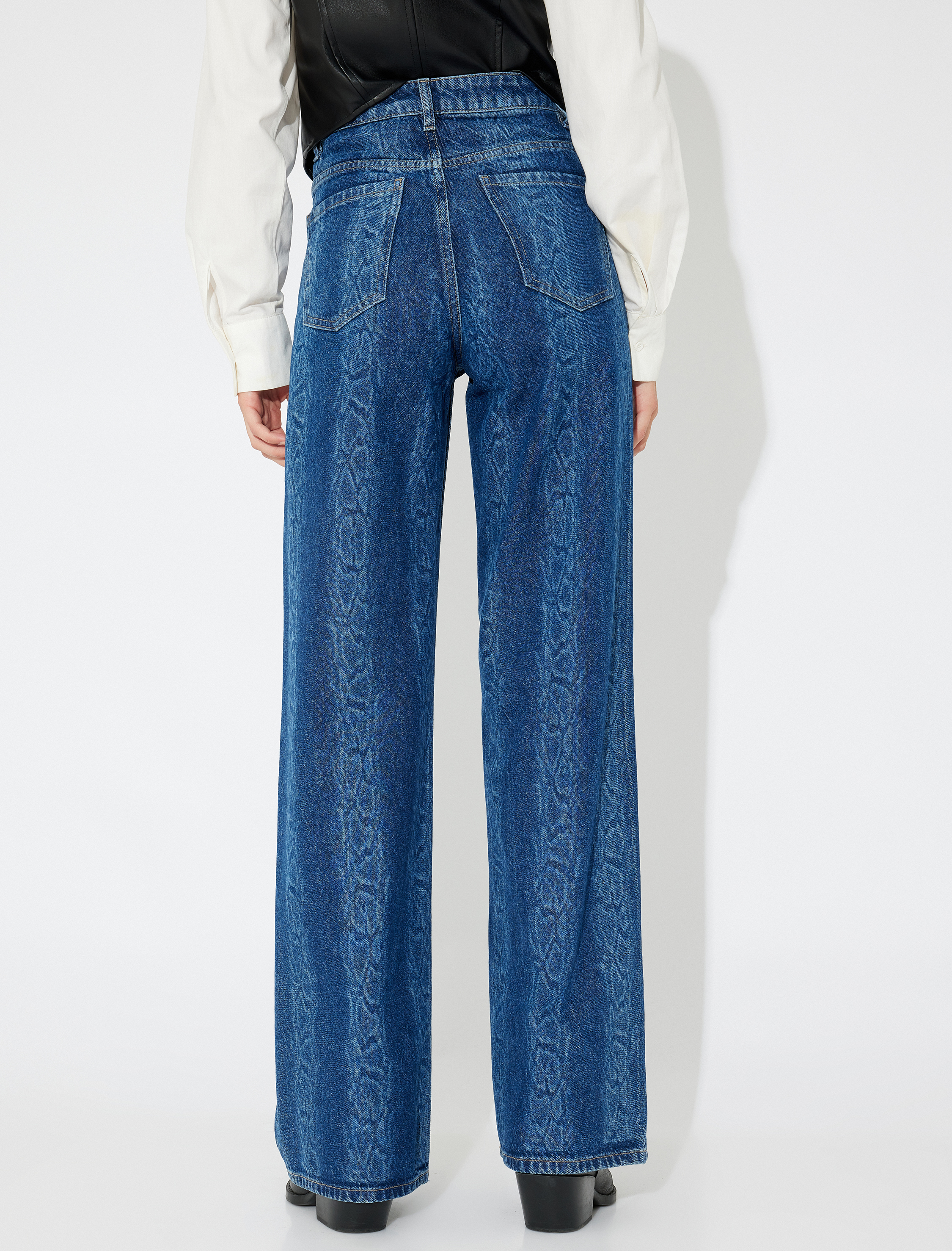 Koton X Zeynep Bastık - Yılan Derisi Desenli Standart Bel Geniş Paça Kot Pantolon