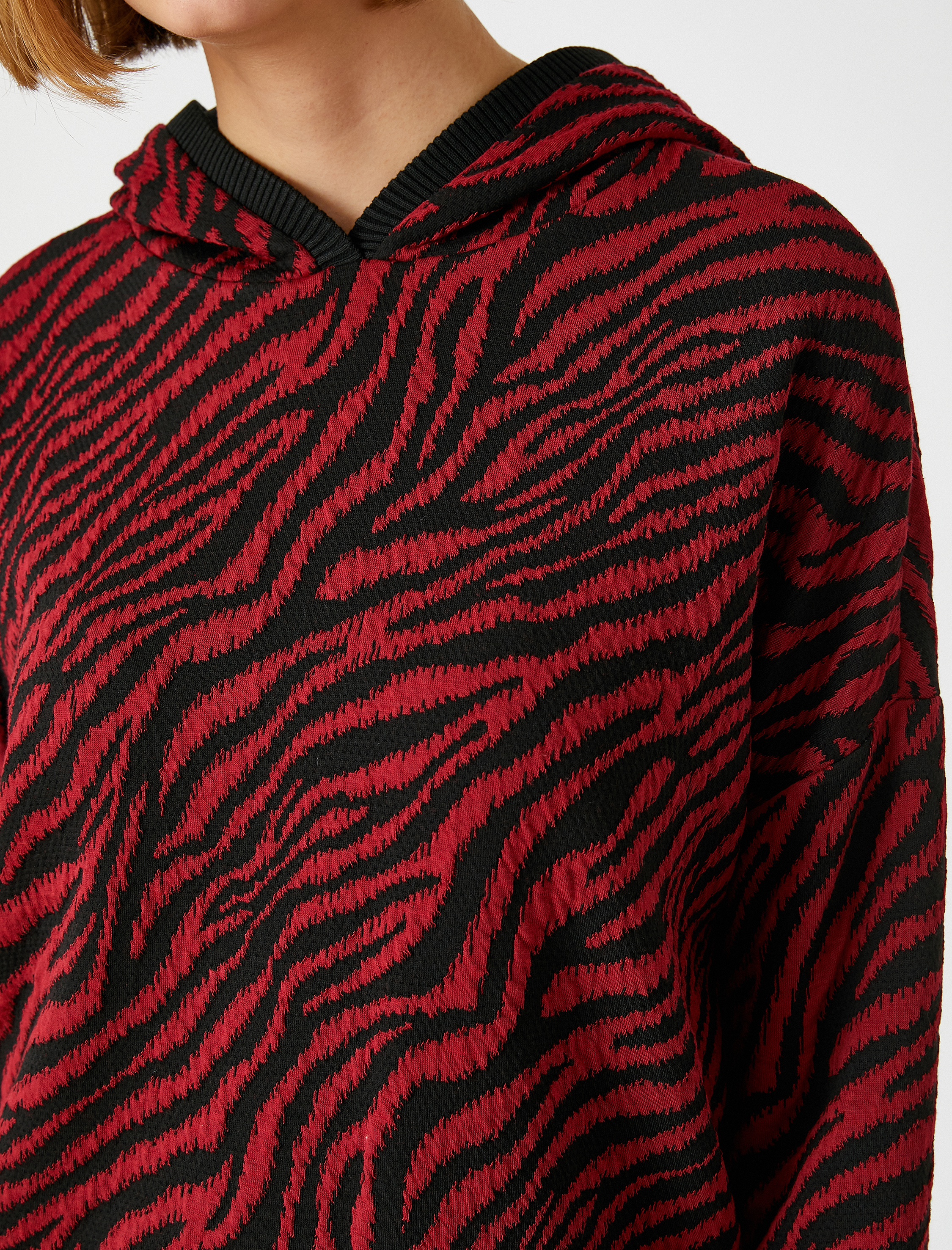   Kapüşonlu Desenli Sweatshirt