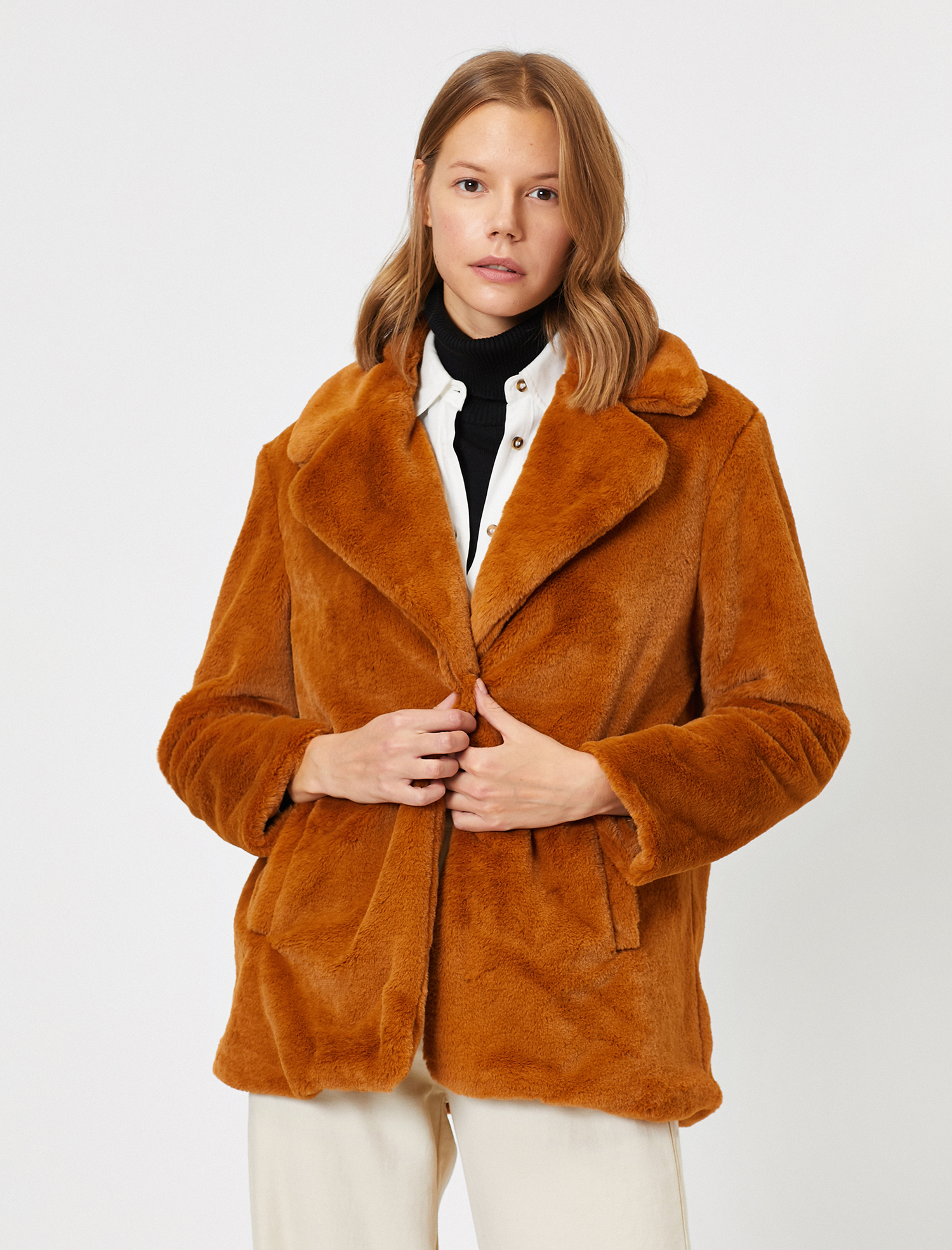 Cep Detaylı Pelüş Kaban