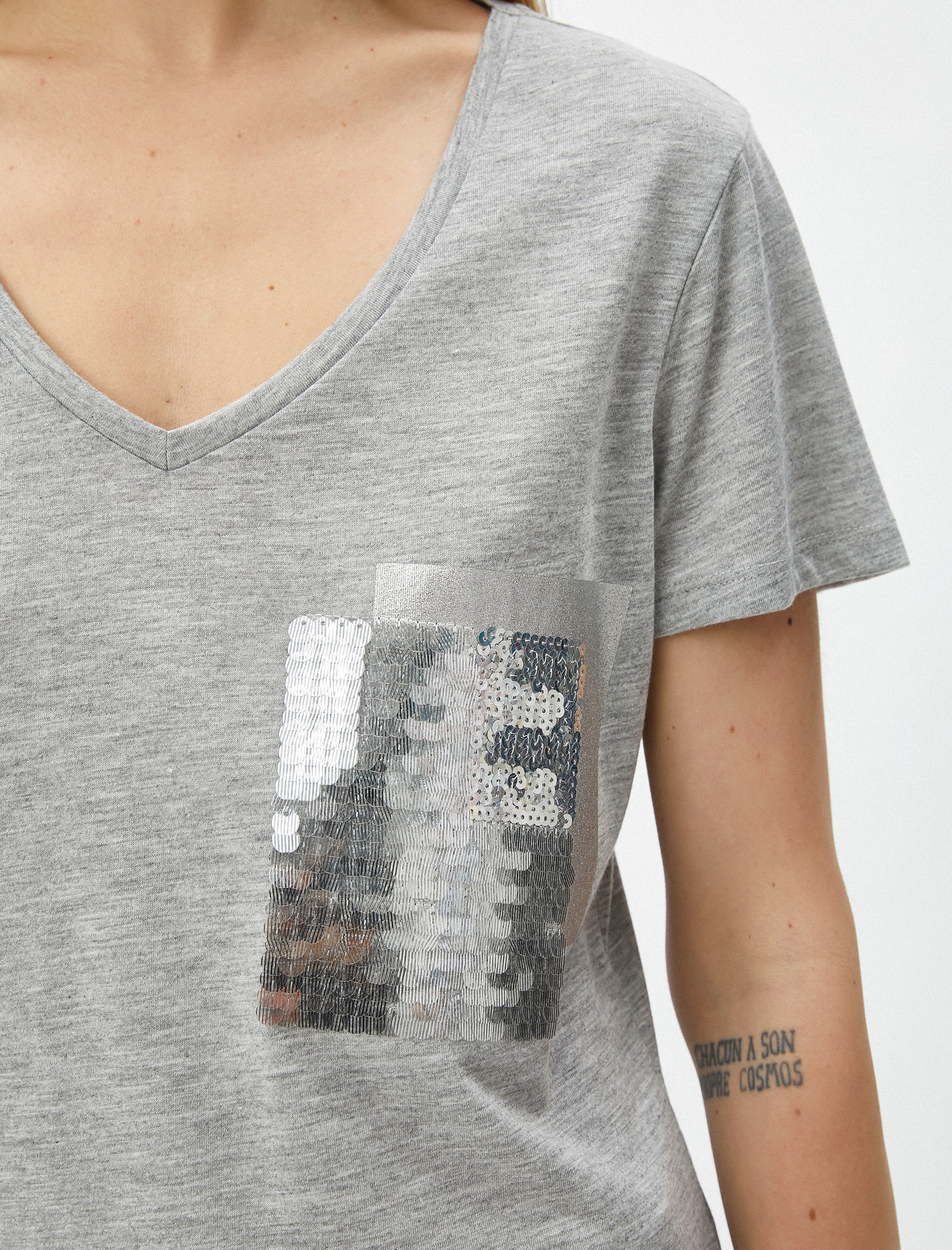   Payetli Tişört Simli Cep Detaylı V Yaka Kısa Kollu