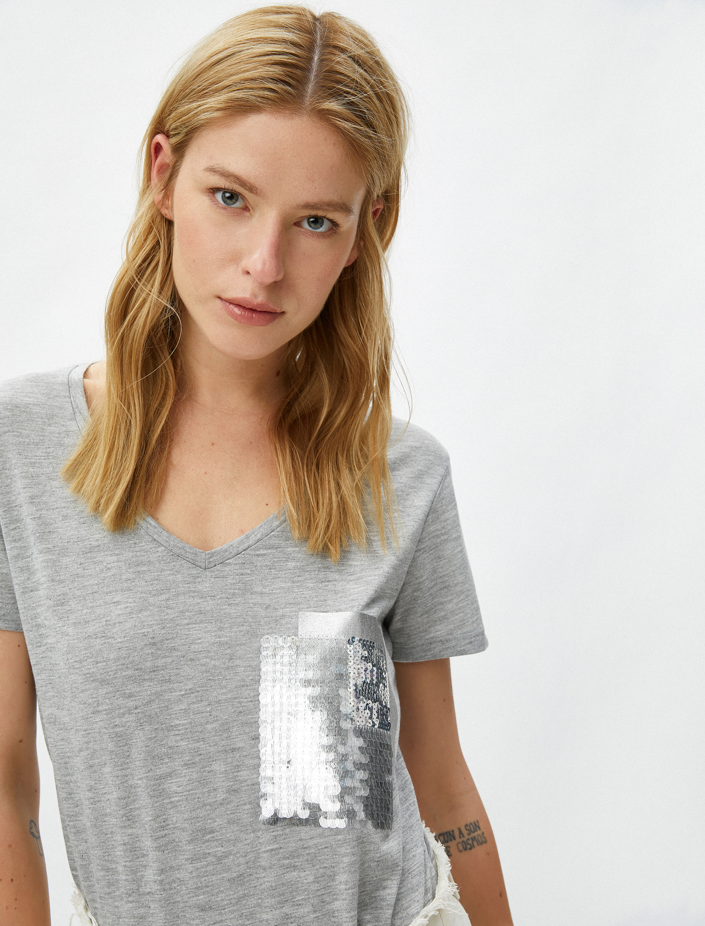   Payetli Tişört Simli Cep Detaylı V Yaka Kısa Kollu