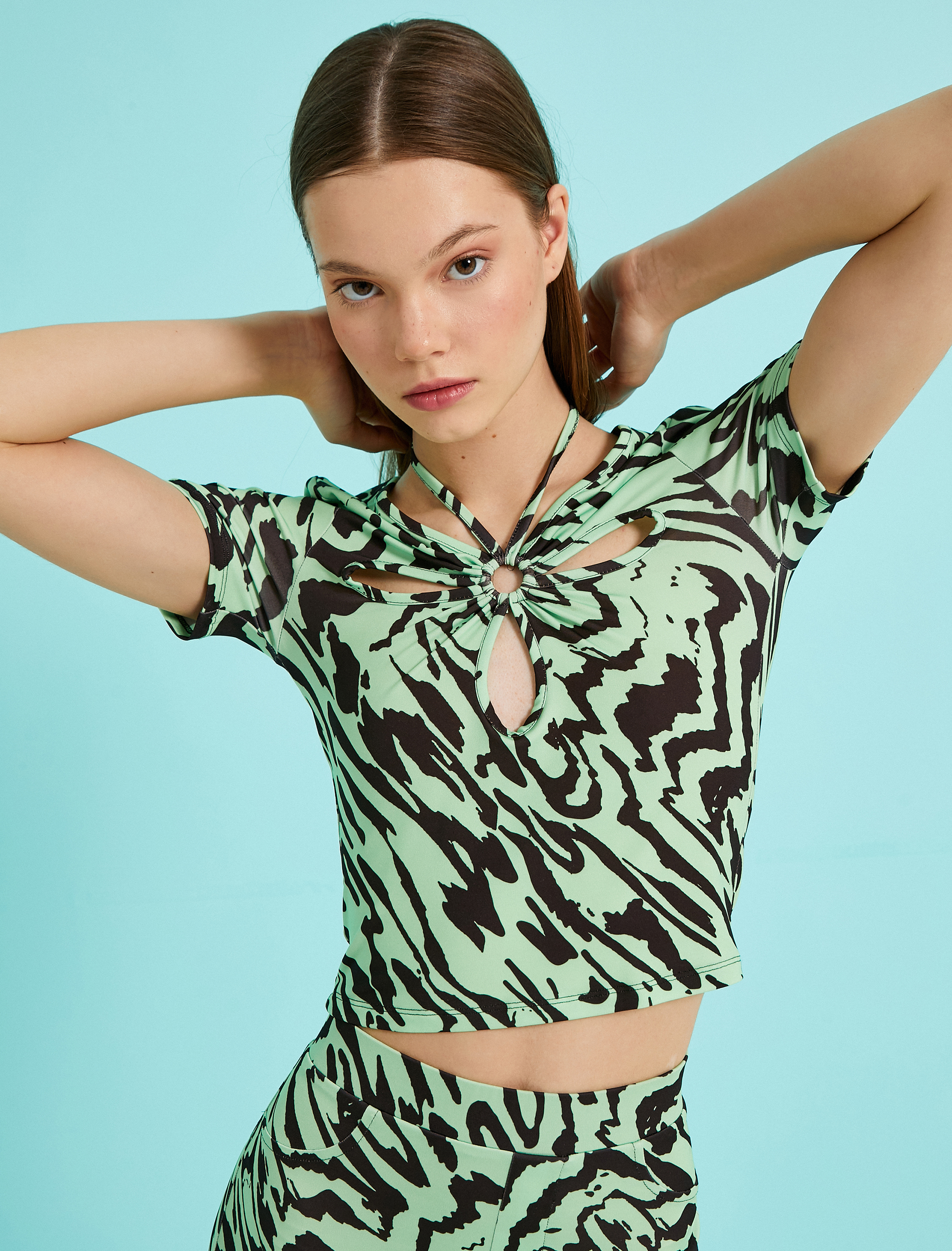   Pencere Detaylı Kısa Kollu Desenli Tişört