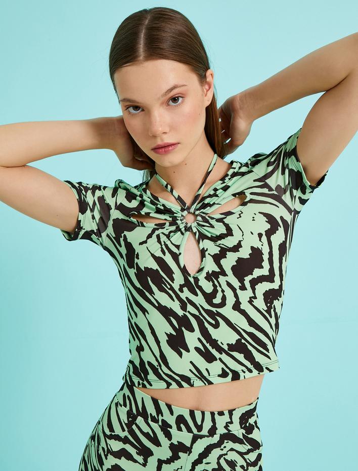  Pencere Detaylı Kısa Kollu Desenli Tişört