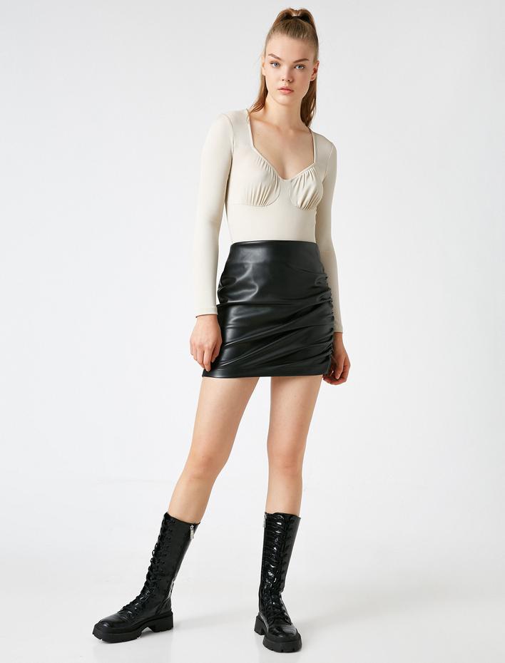  Suni Deri Büzgü Detaylı Mini Etek