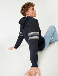 Kolu Şeritli Kapüşonlu Sweatshirt