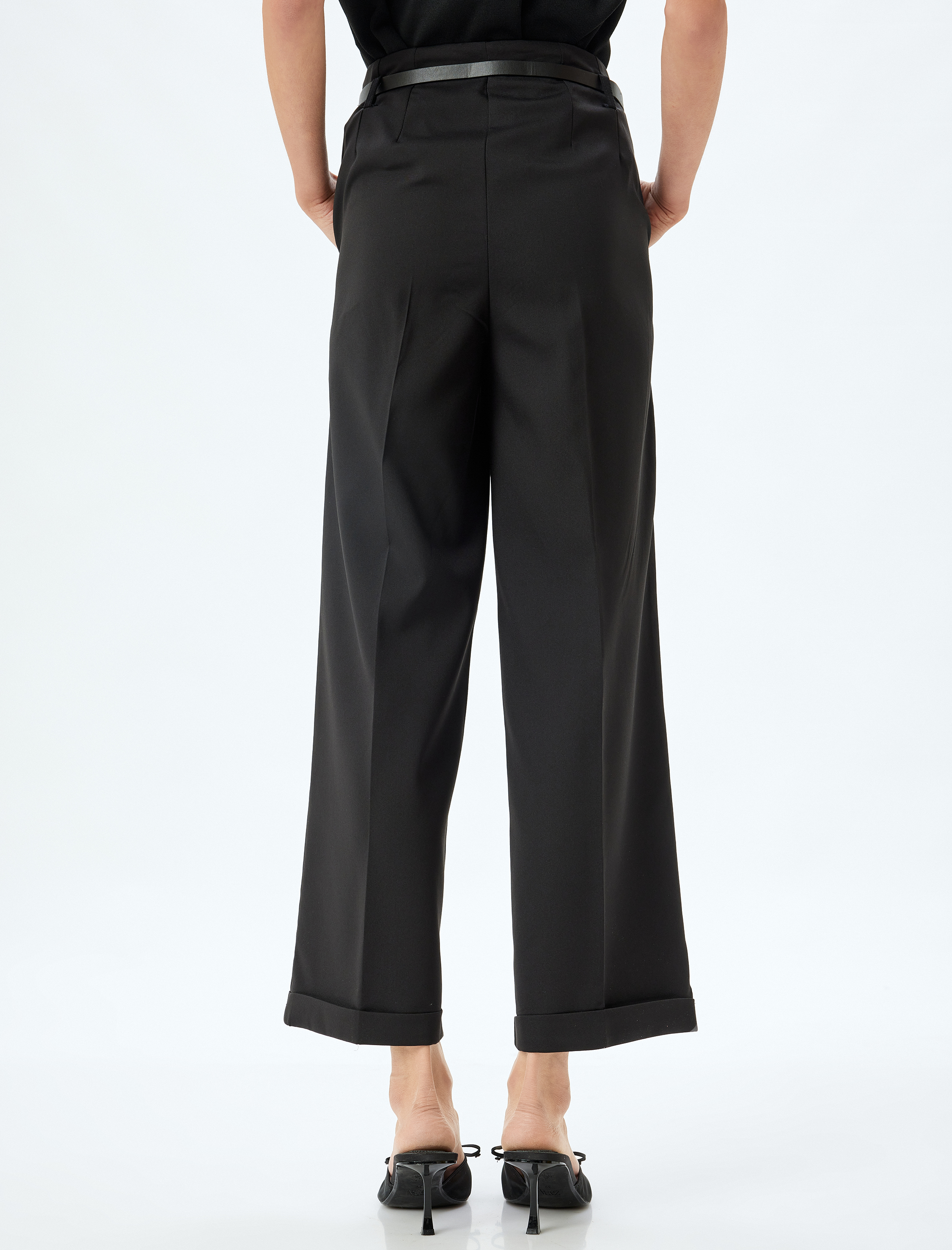   Geniş Paça Kemerli Cep Detaylı Kumaş Pantolon