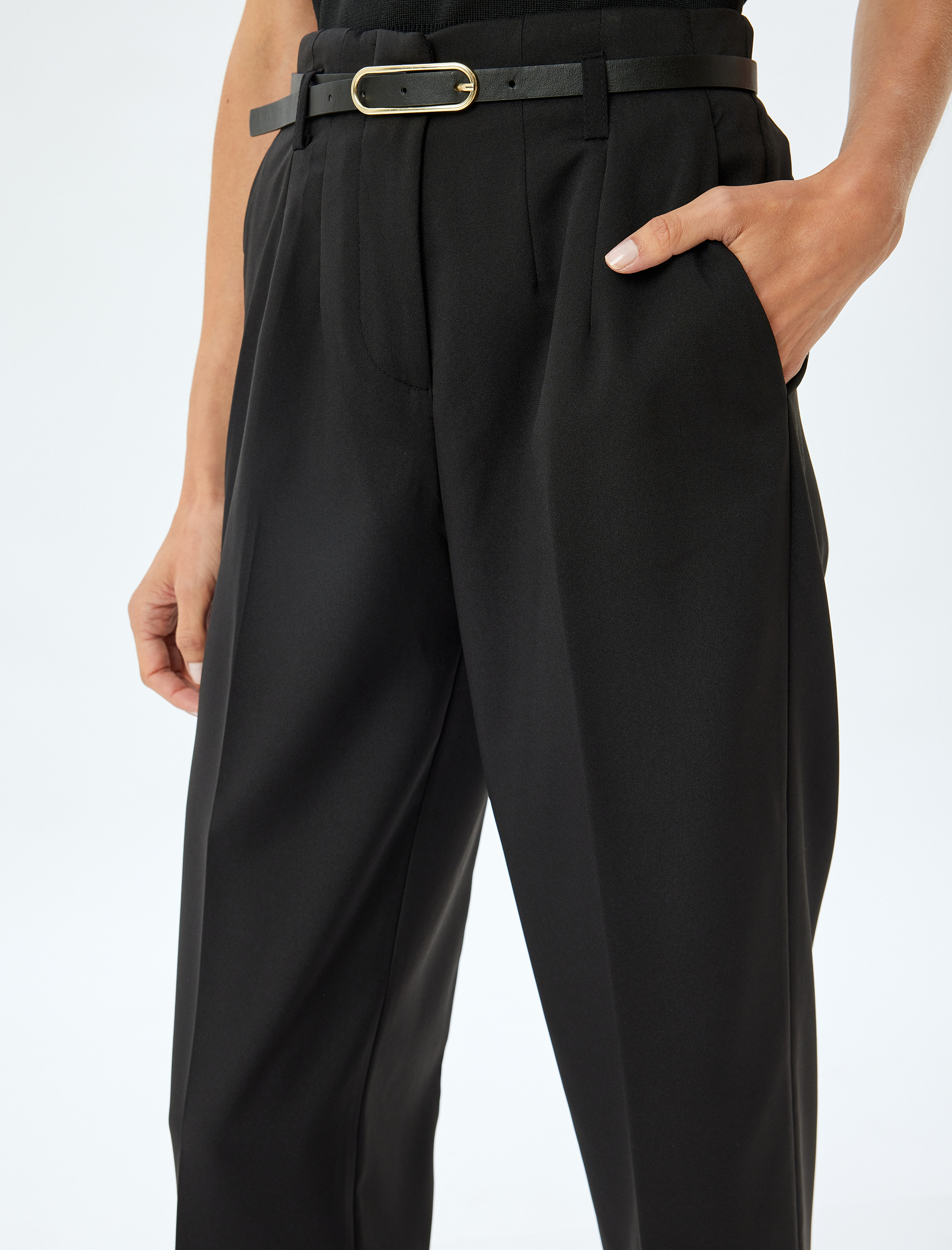   Geniş Paça Kemerli Cep Detaylı Kumaş Pantolon