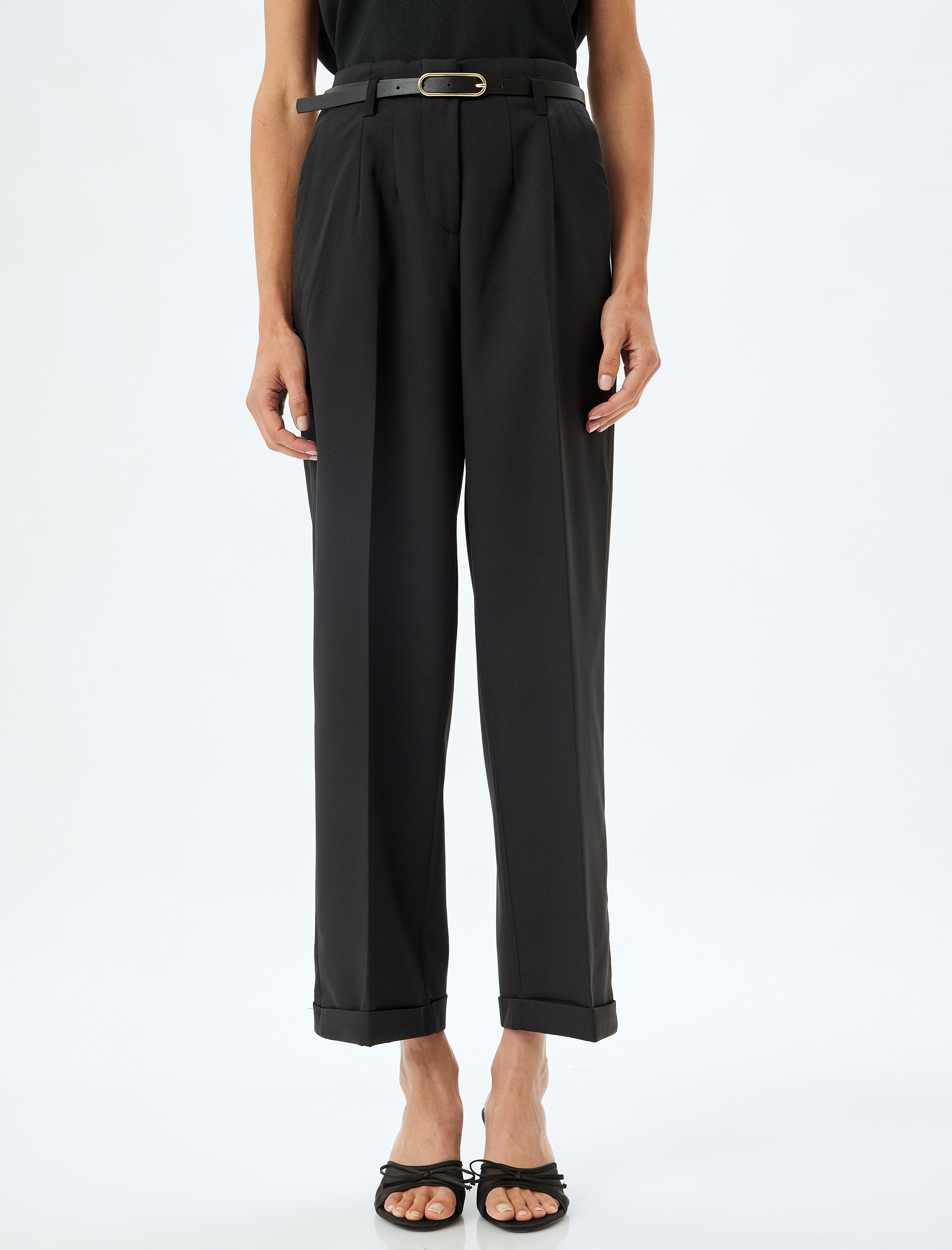   Geniş Paça Kemerli Cep Detaylı Kumaş Pantolon