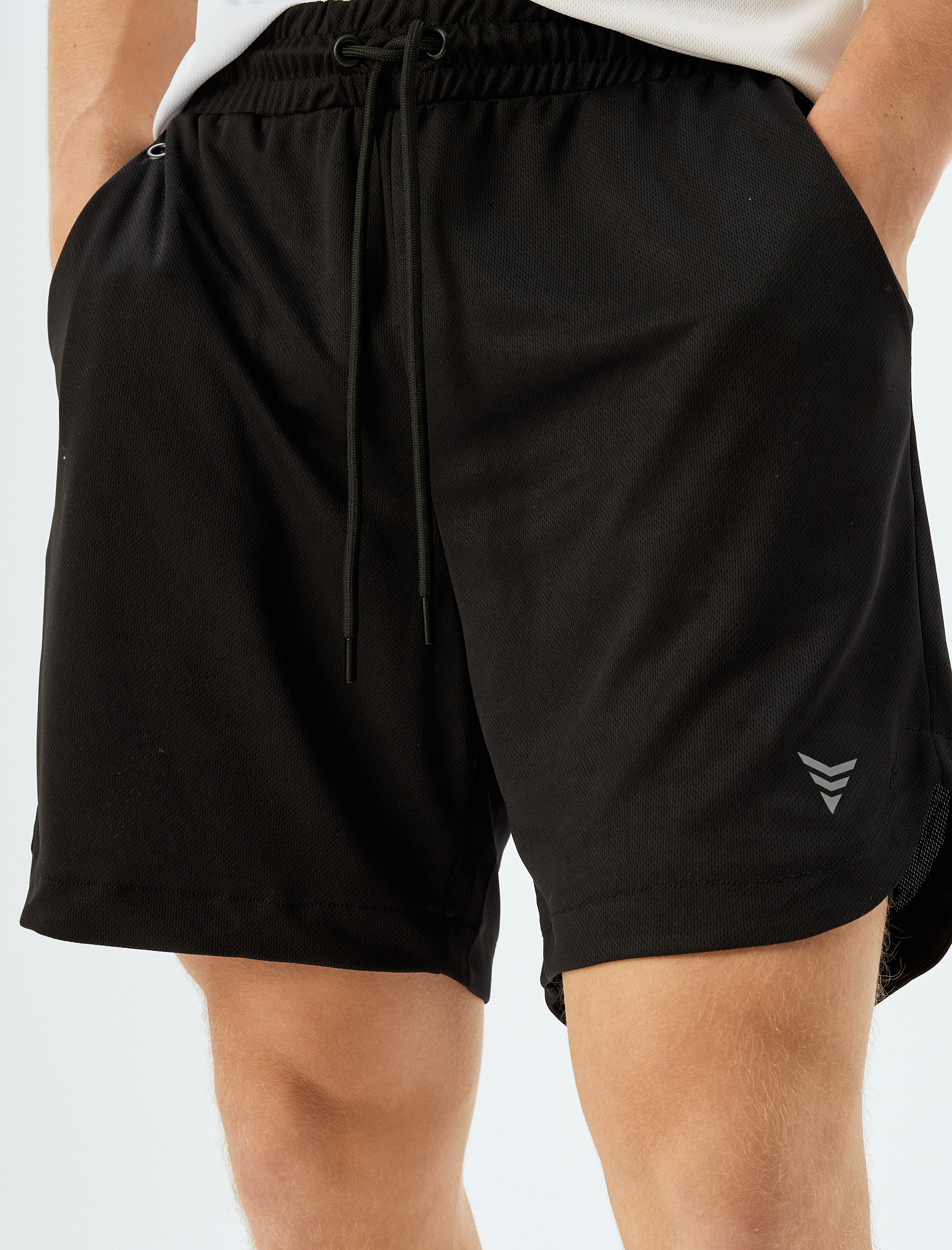   Taytlı Beli Bağcıklı Geometrik Baskılı Cep Detaylı Spor Şort