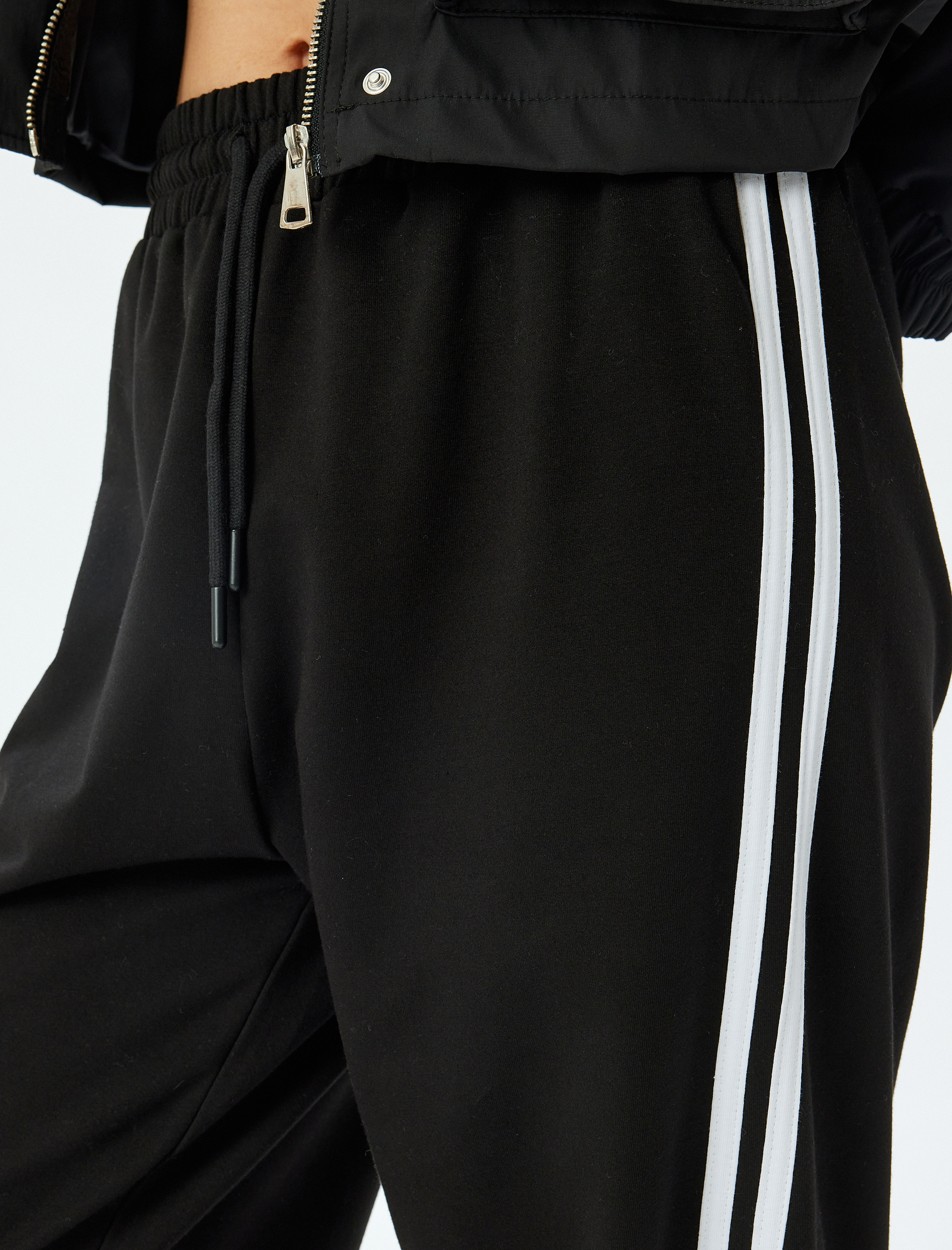 Bol Paça Eşofman Altı Beli Bağcıklı Şardonlu Cep Detaylı