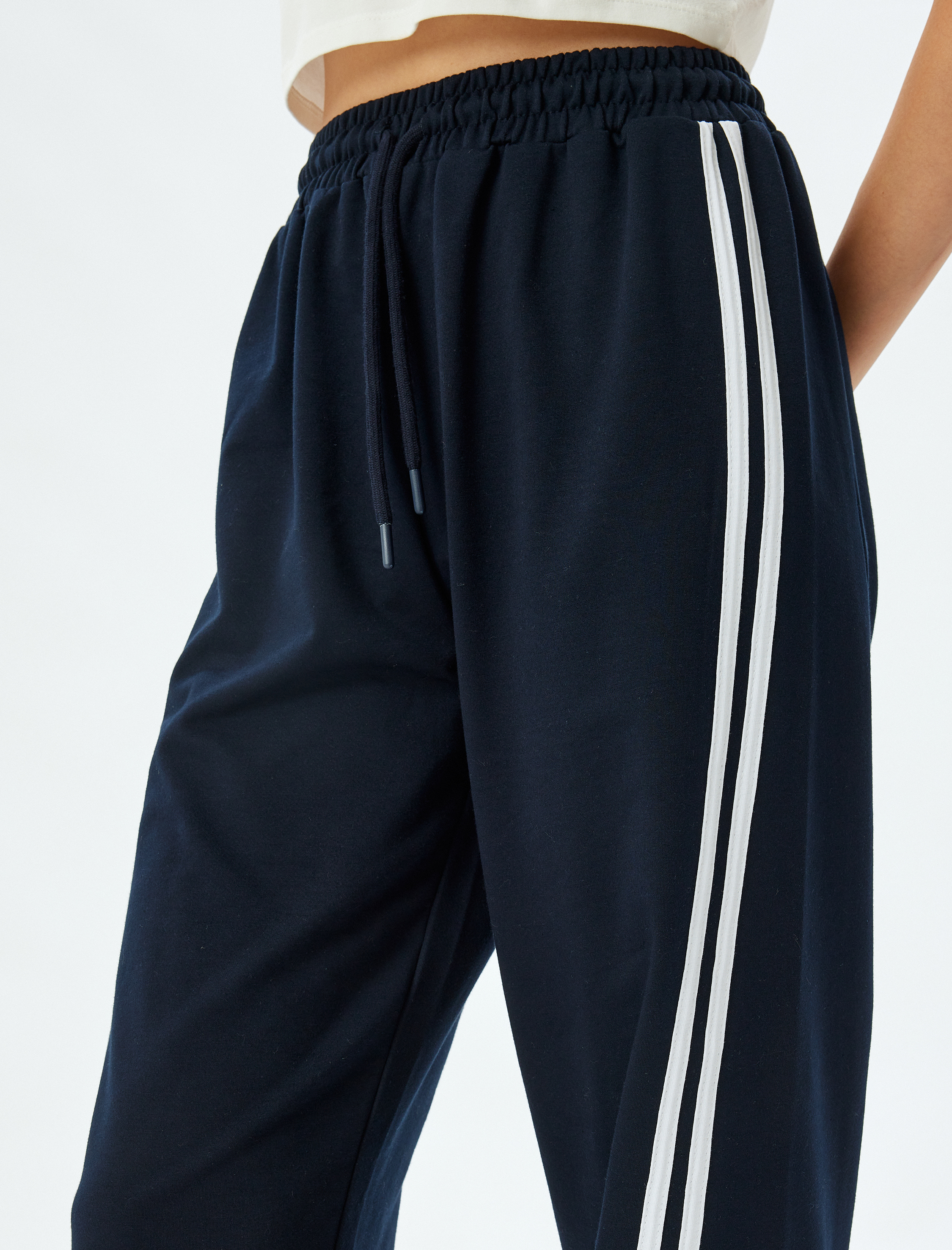 Bol Paça Eşofman Altı Beli Bağcıklı Şardonlu Cep Detaylı