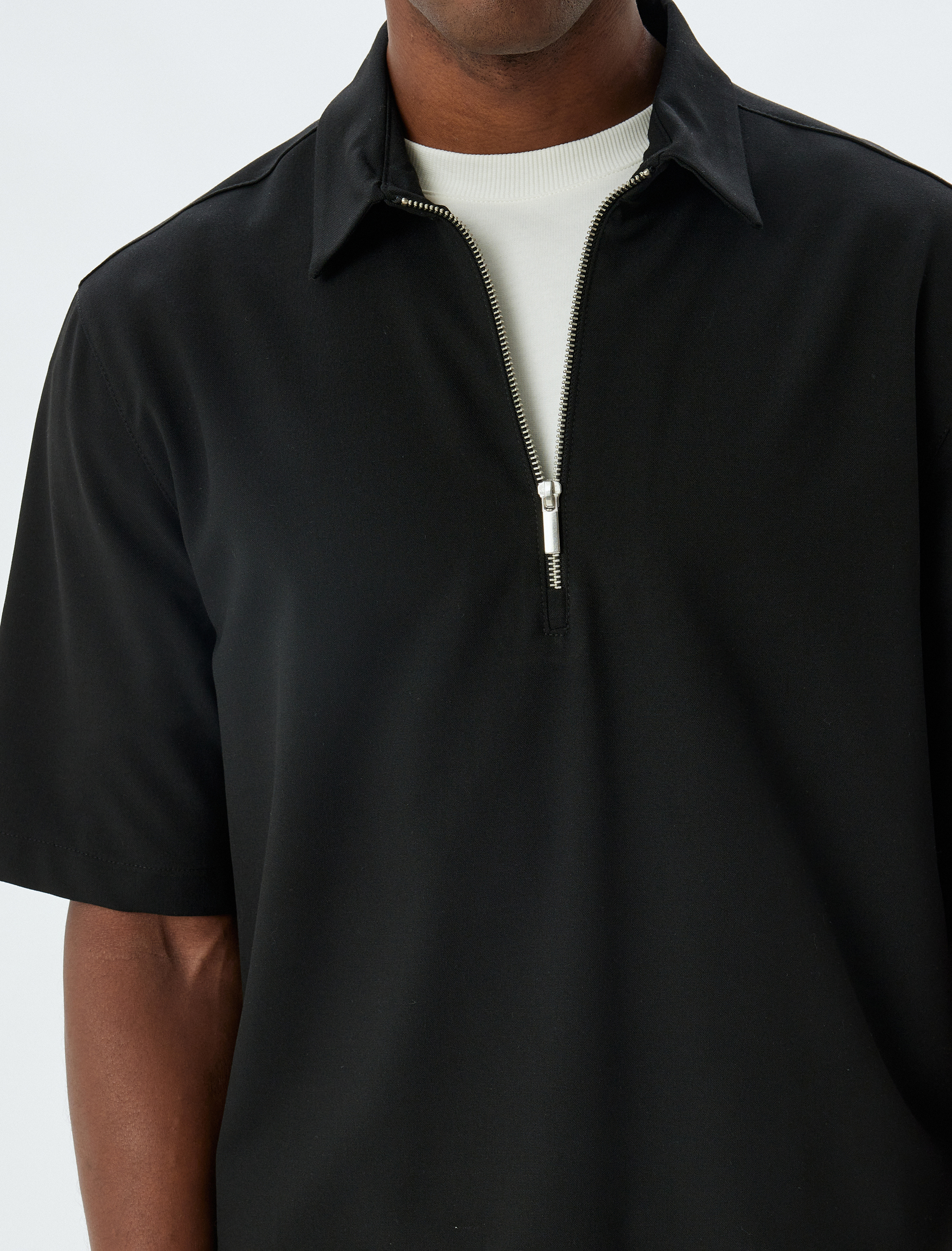   Kısa Kollu Viskon Karışımlı Regular Fit Yarım Fermuarlı Tişört