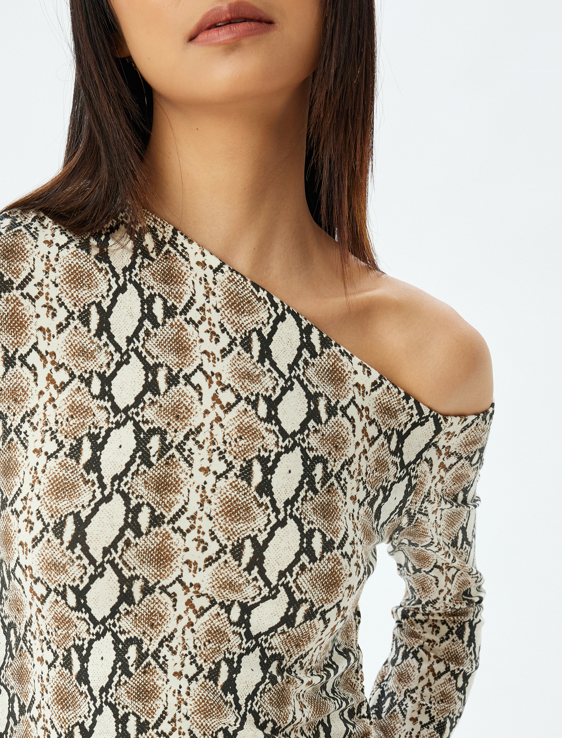 Omzu Açık Body Asimetrik Yaka Uzun Kollu Yılan Derisi Desenli Drapeli