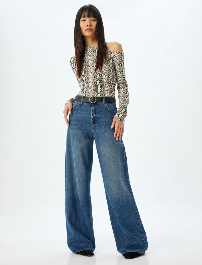  Omzu Açık Body Asimetrik Yaka Uzun Kollu Yılan Derisi Desenli Drapeli