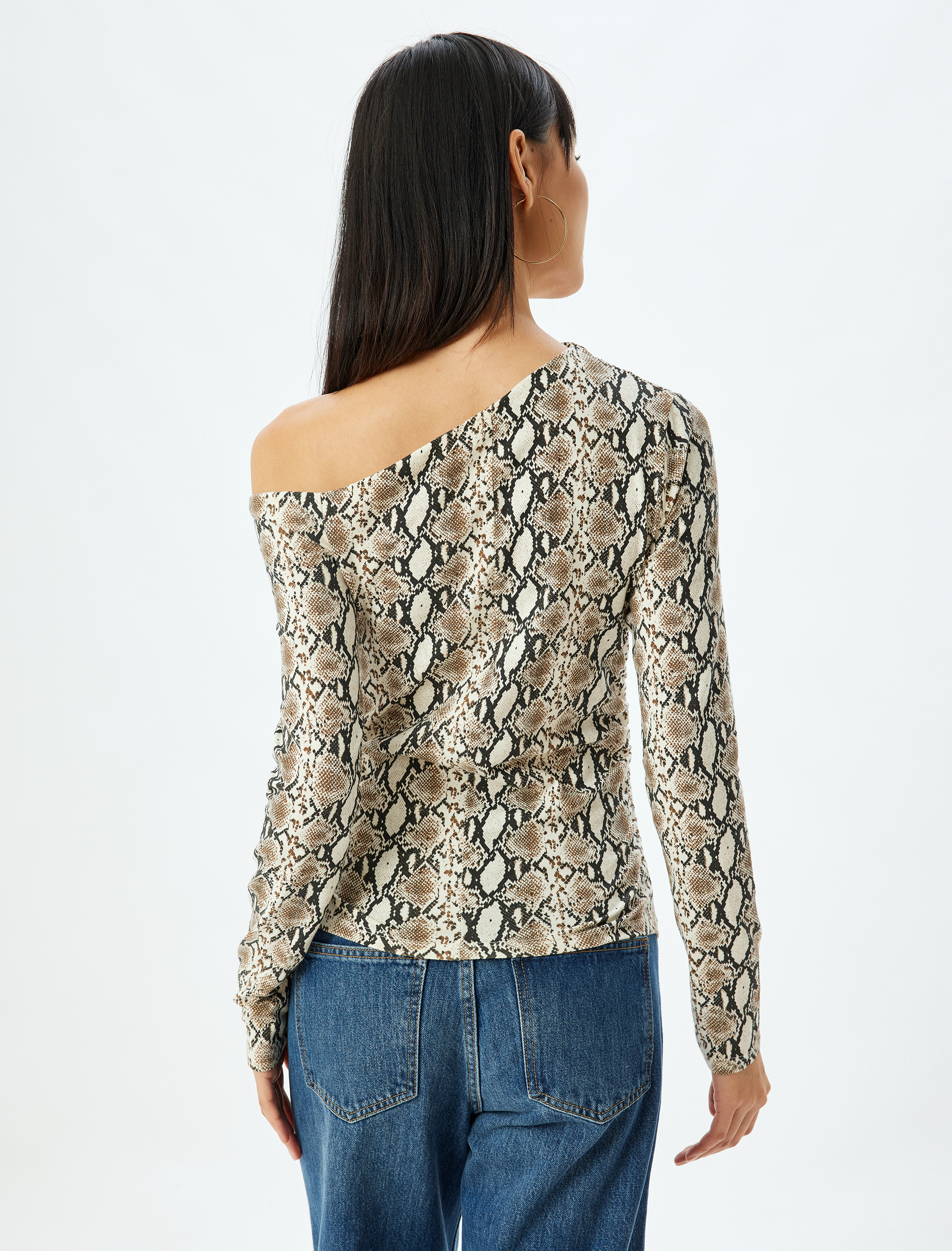 Omzu Açık Body Asimetrik Yaka Uzun Kollu Yılan Derisi Desenli Drapeli