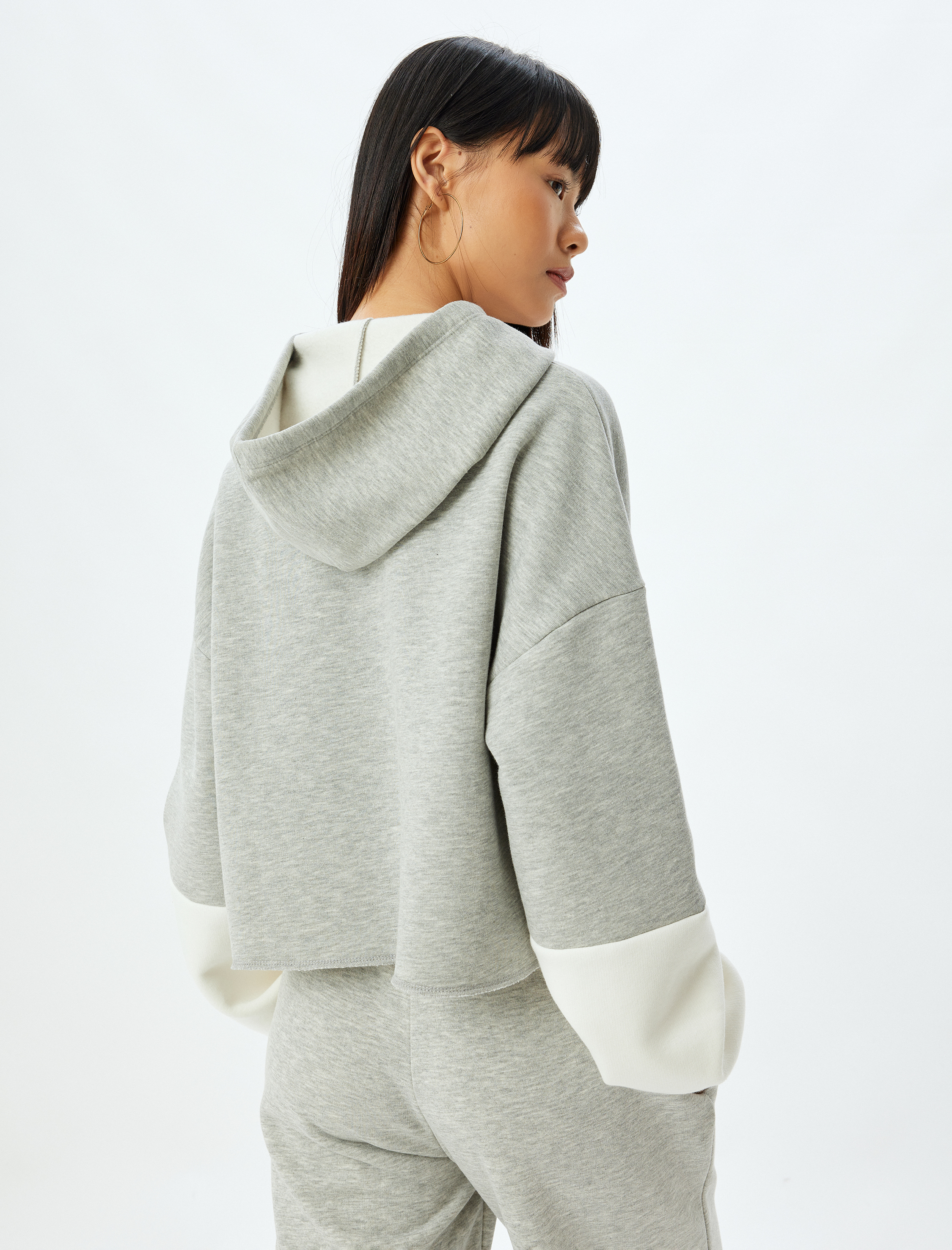   Şardonlu Crop Sweatshirt Kapüşonlu Fermuarlı Kolej İşlemeli Cep Detaylı