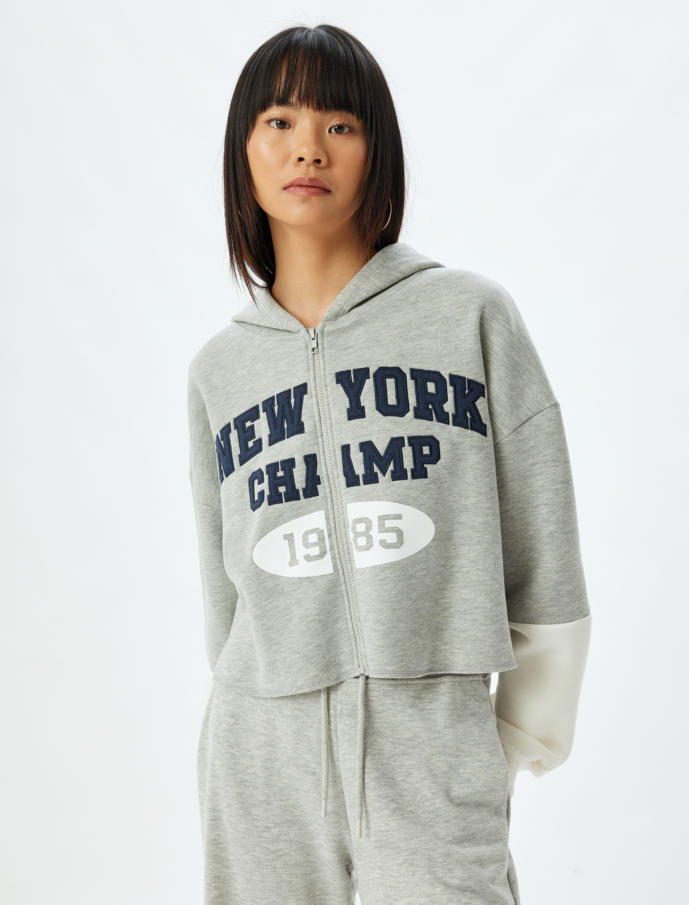   Şardonlu Crop Sweatshirt Kapüşonlu Fermuarlı Kolej İşlemeli Cep Detaylı