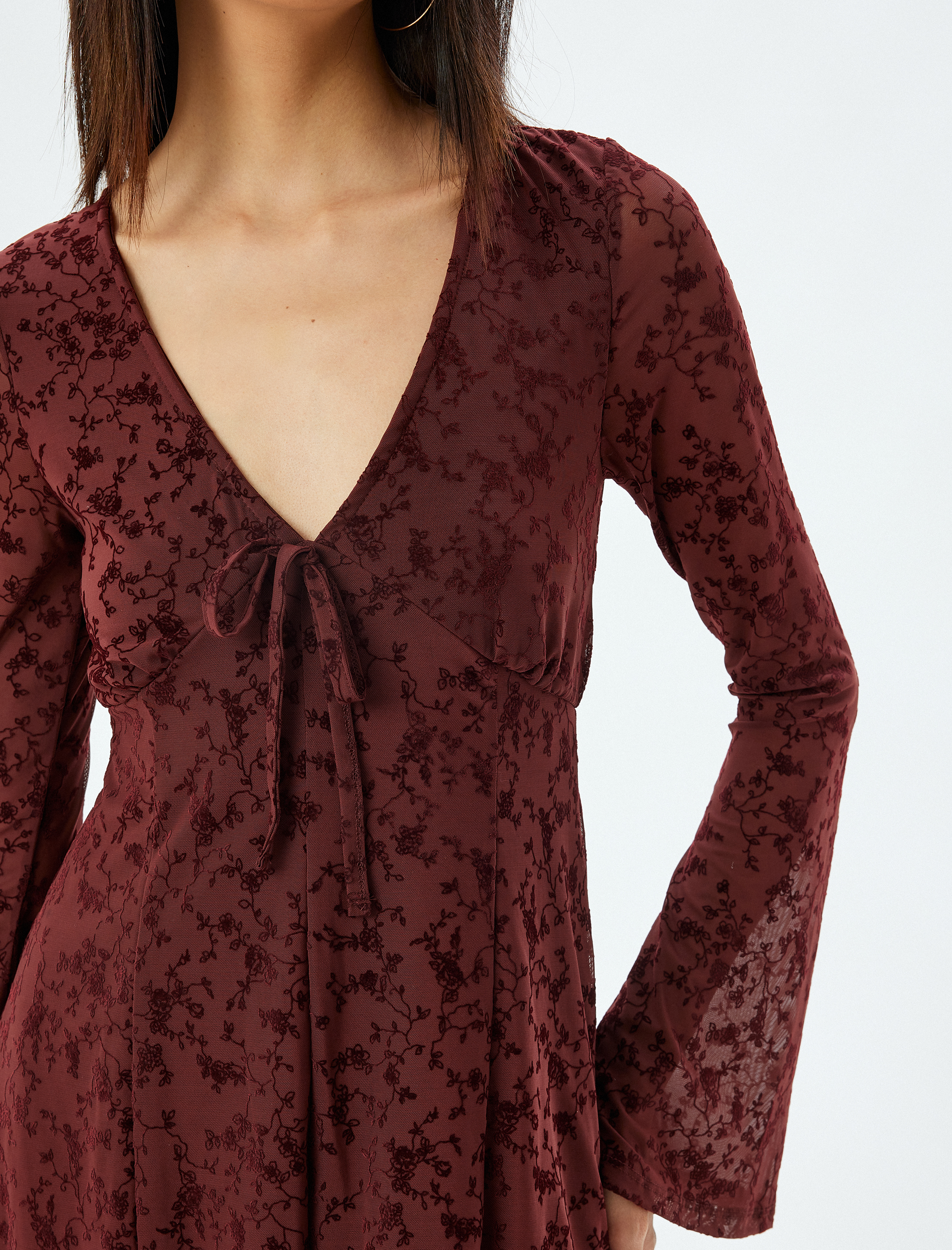   Mini Tulum Şortlu Tül V Yaka Uzun Kollu Dantelli