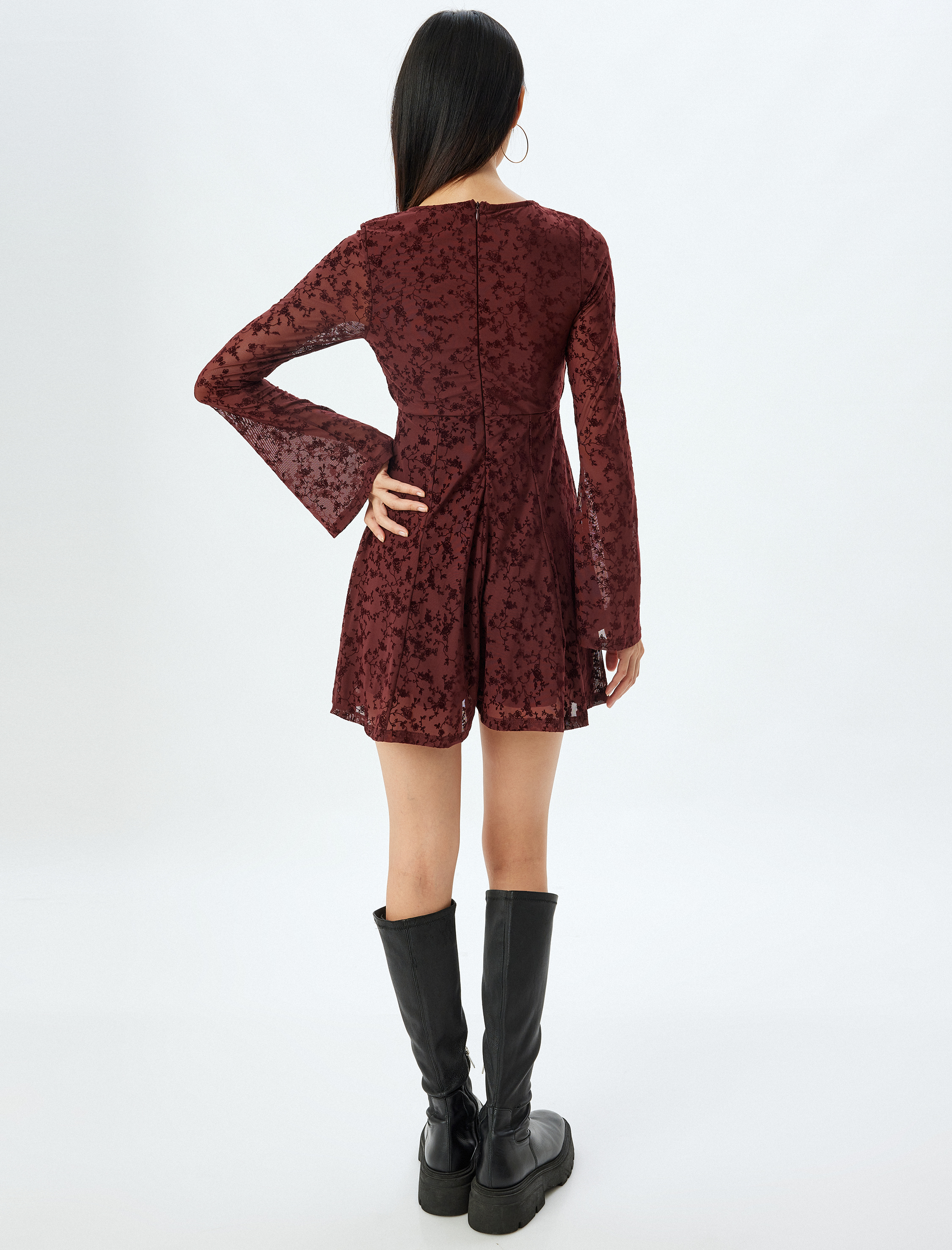   Mini Tulum Şortlu Tül V Yaka Uzun Kollu Dantelli