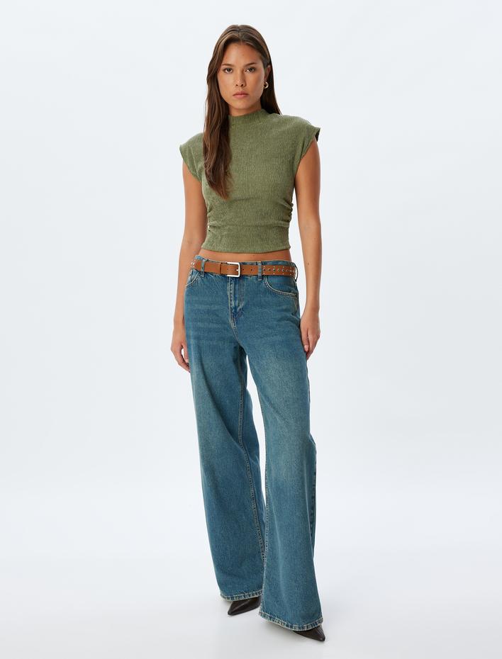  Slim Fit Dokulu Dik Yaka Kolsuz Tişört