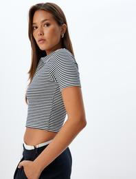 Polo Yaka Crop Tişört Yarım Fermuar Detaylı Kısa Kollu Slim Fit