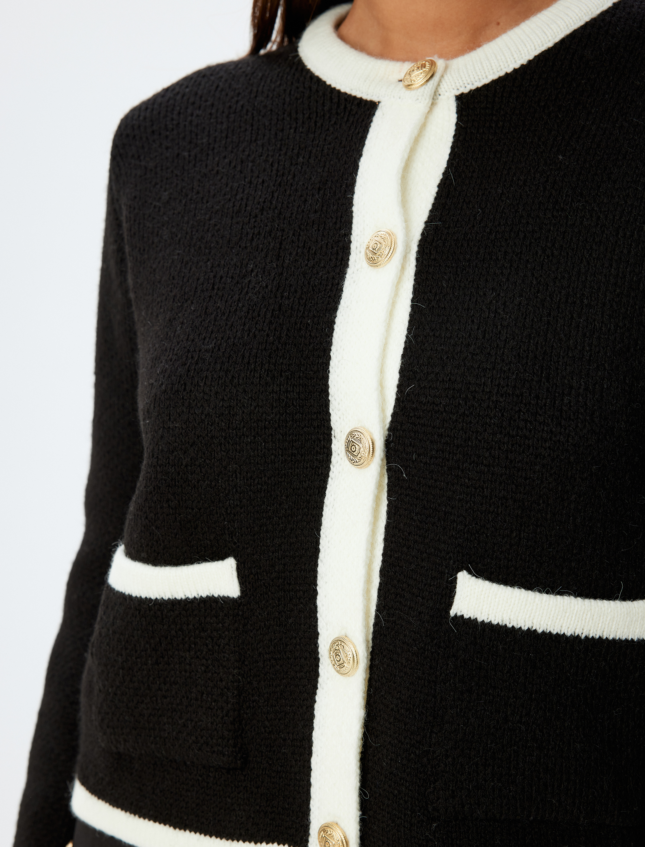 Yuvarlak Yaka Düğmeli Uzun Kollu Cepli Renk Kontrastlı Triko Hırka