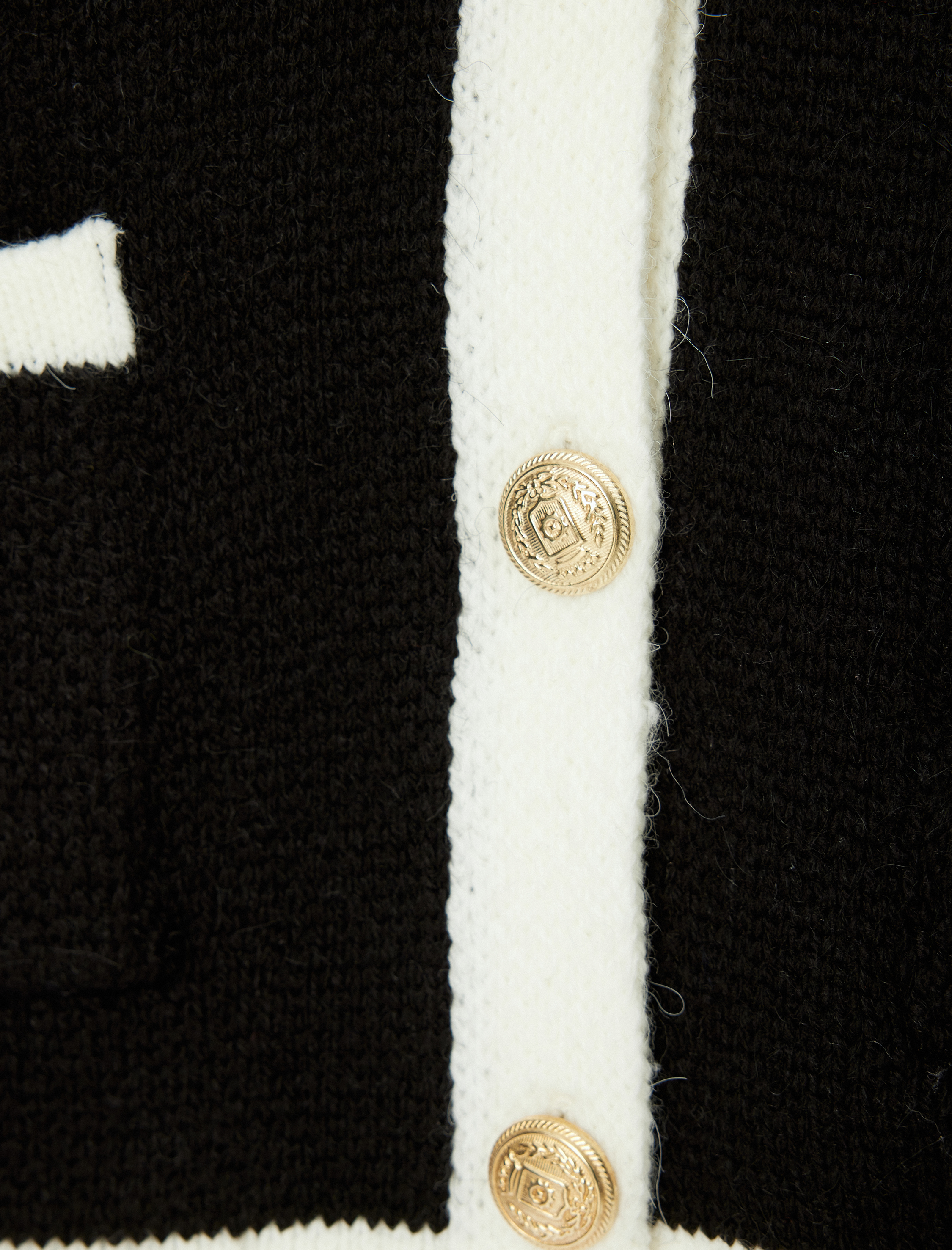 Yuvarlak Yaka Düğmeli Uzun Kollu Cepli Renk Kontrastlı Triko Hırka