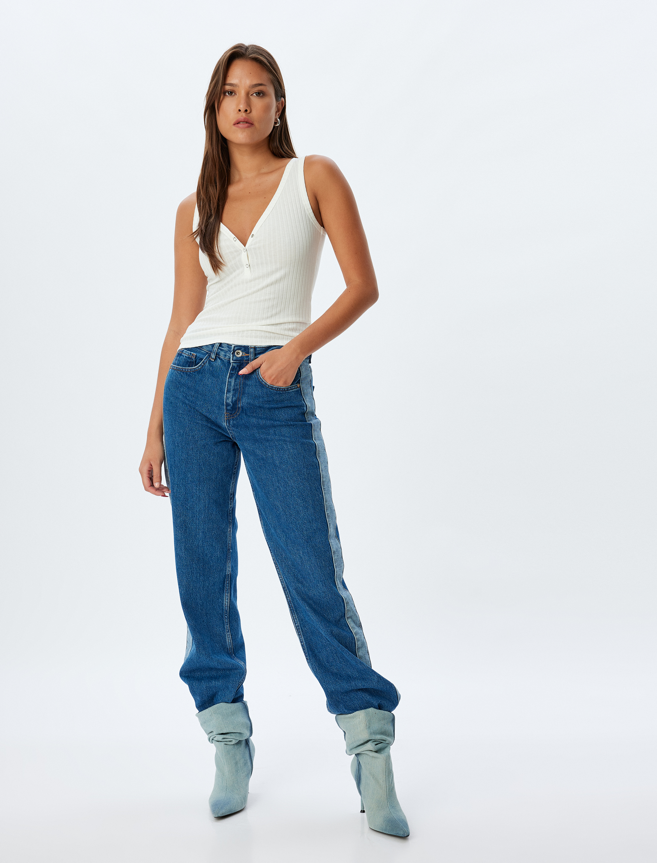   V Yaka Dokulu Çıt Çıt Düğmeli Slim Fit Atlet