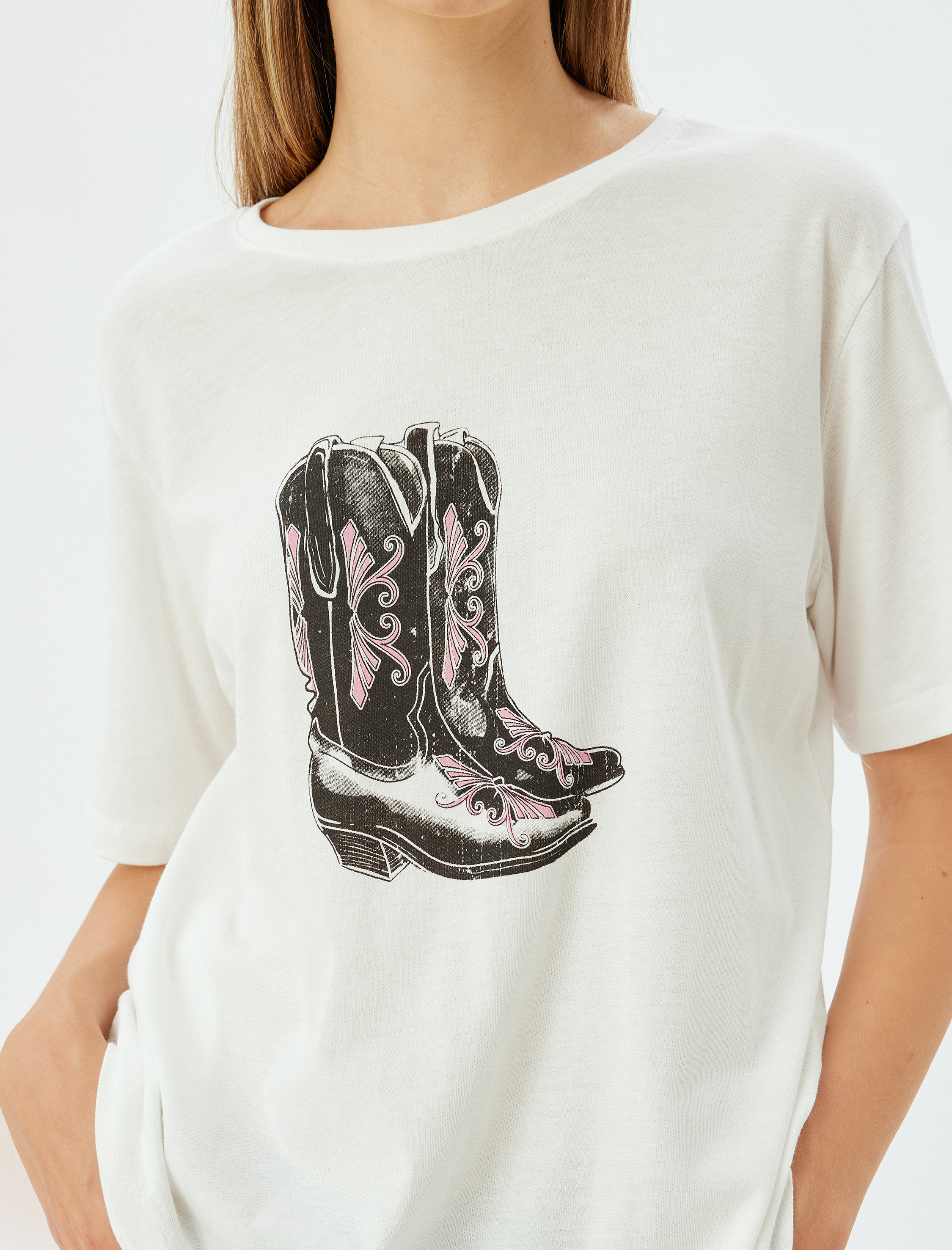   Kısa Kollu Bisiklet Yaka Kovboy Çizme Baskılı Tişört