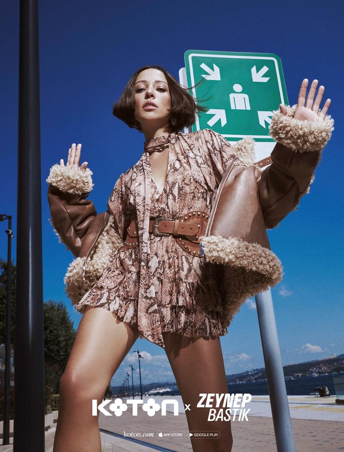  Koton X Zeynep Bastık - Fırfırlı Mini Elbise Dik Fular Yaka Yılan Derisi Desenli