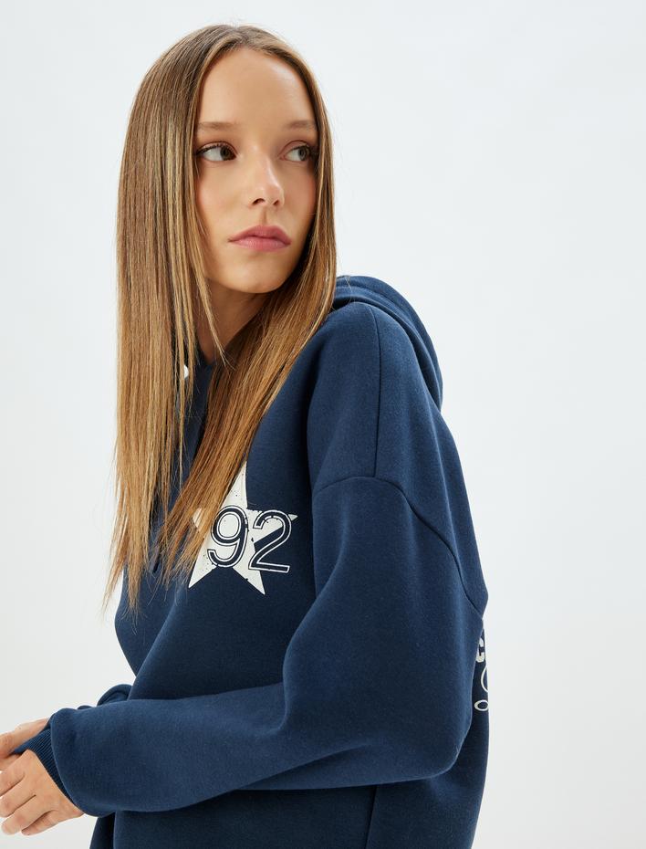  Oversize Kapüşonlu Sweatshirt Arkası Baskılı Kolej Temalı Şardonlu
