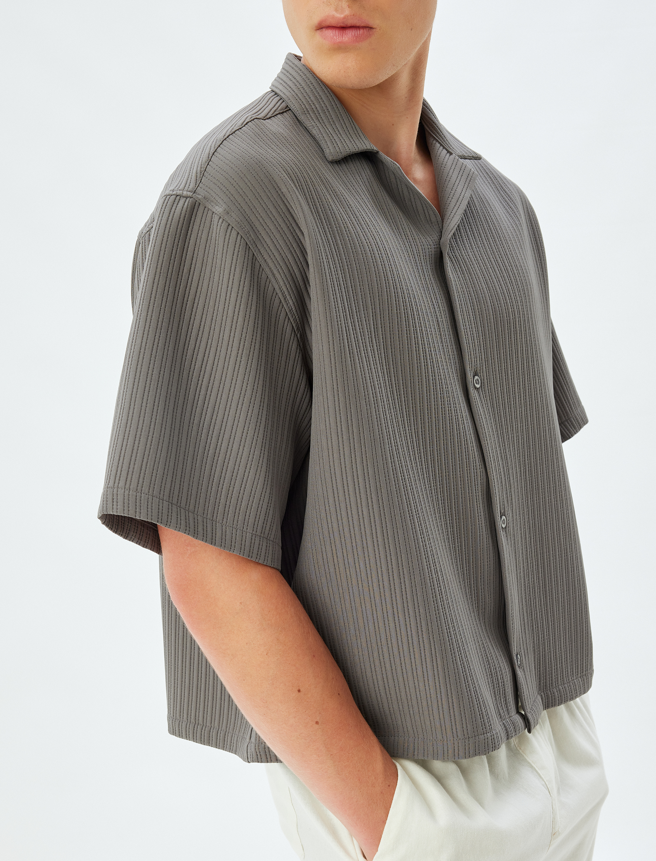   Dokulu Regular Fit Devrik Yaka Düğmeli Kısa Kollu Gömlek