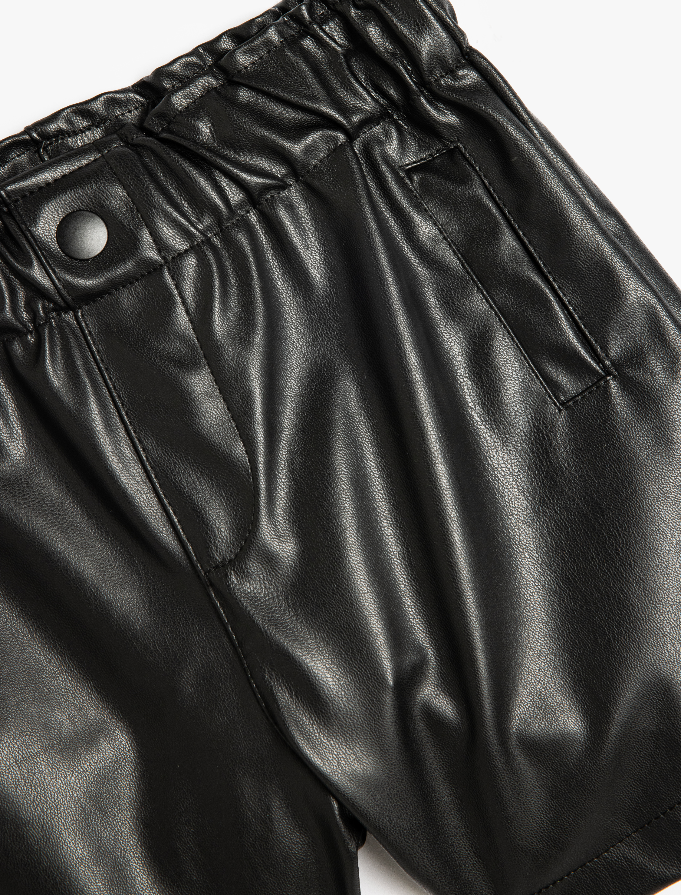  Kız Çocuk Beli Lastikli Cep Detaylı Deri Görünümlü Şort