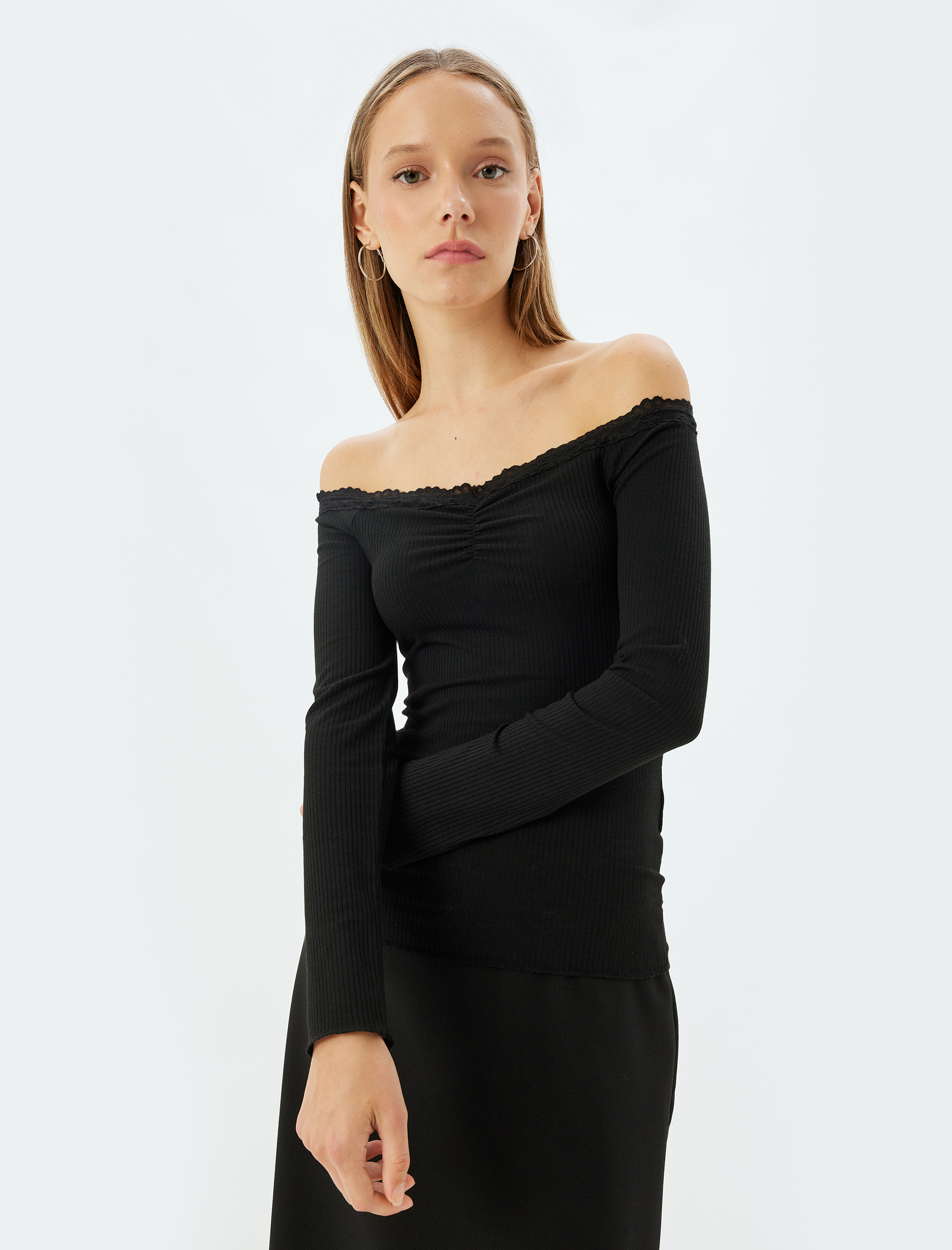   Uzun Kollu Kayık Yaka Omzu Açık Fitilli Dantel Detaylı Slim Fit Tişört