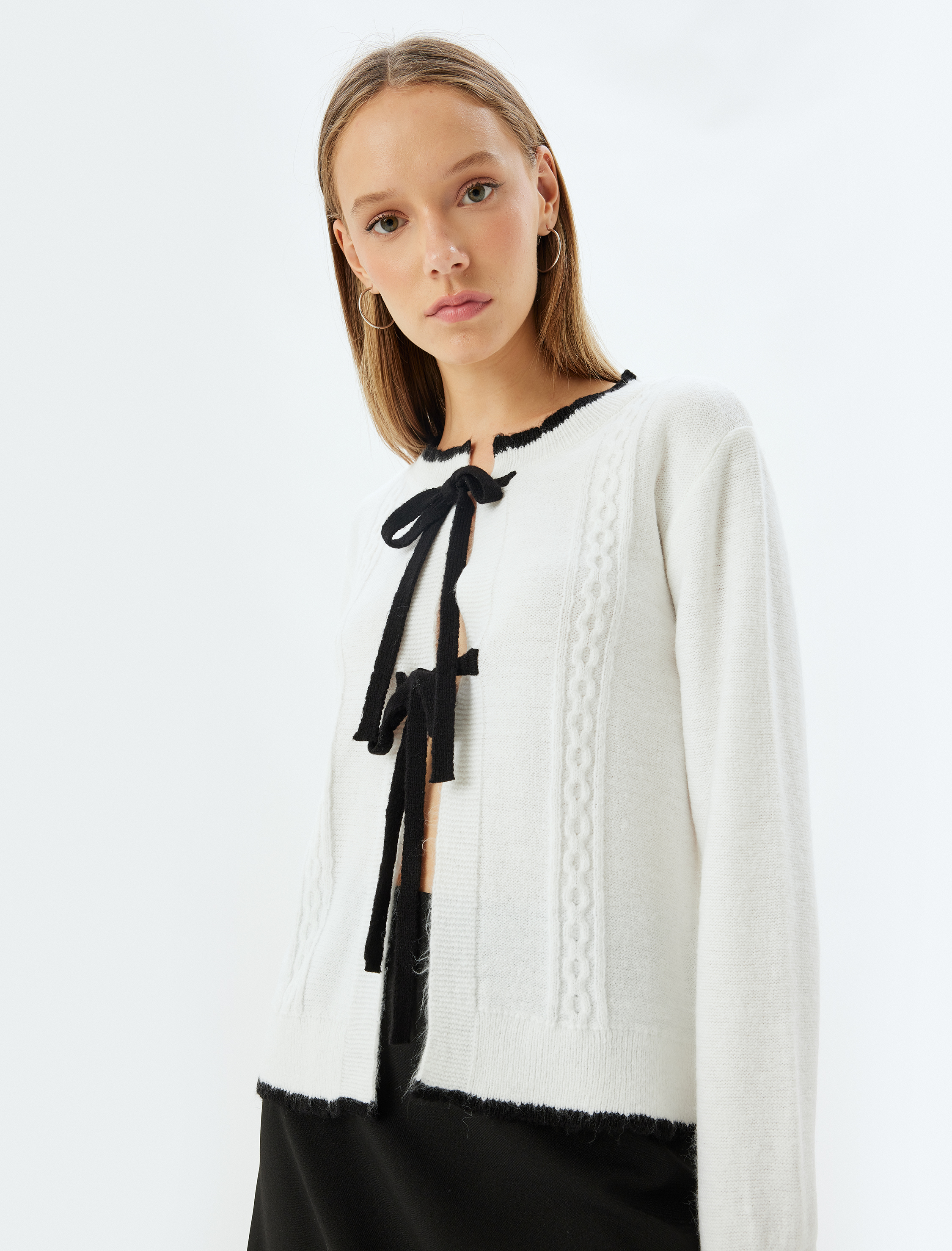   Triko Fiyonk Bağlama Detaylı Dokulu Hırka