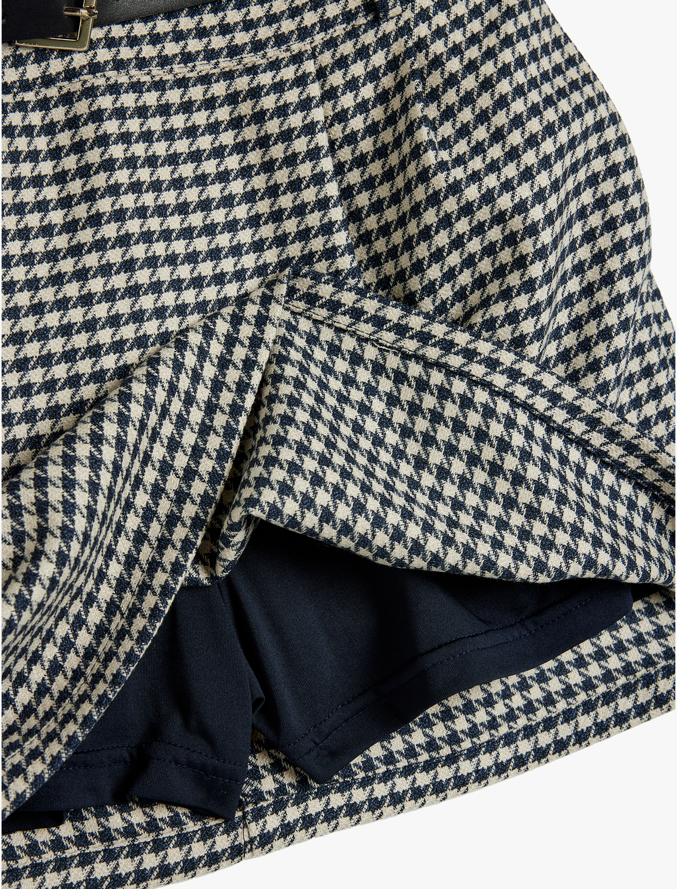   Koton X Sima Tarkan - Şort Astar Detaylı Kemerli Pile Detaylı Kazayağı Desenli Mini Etek