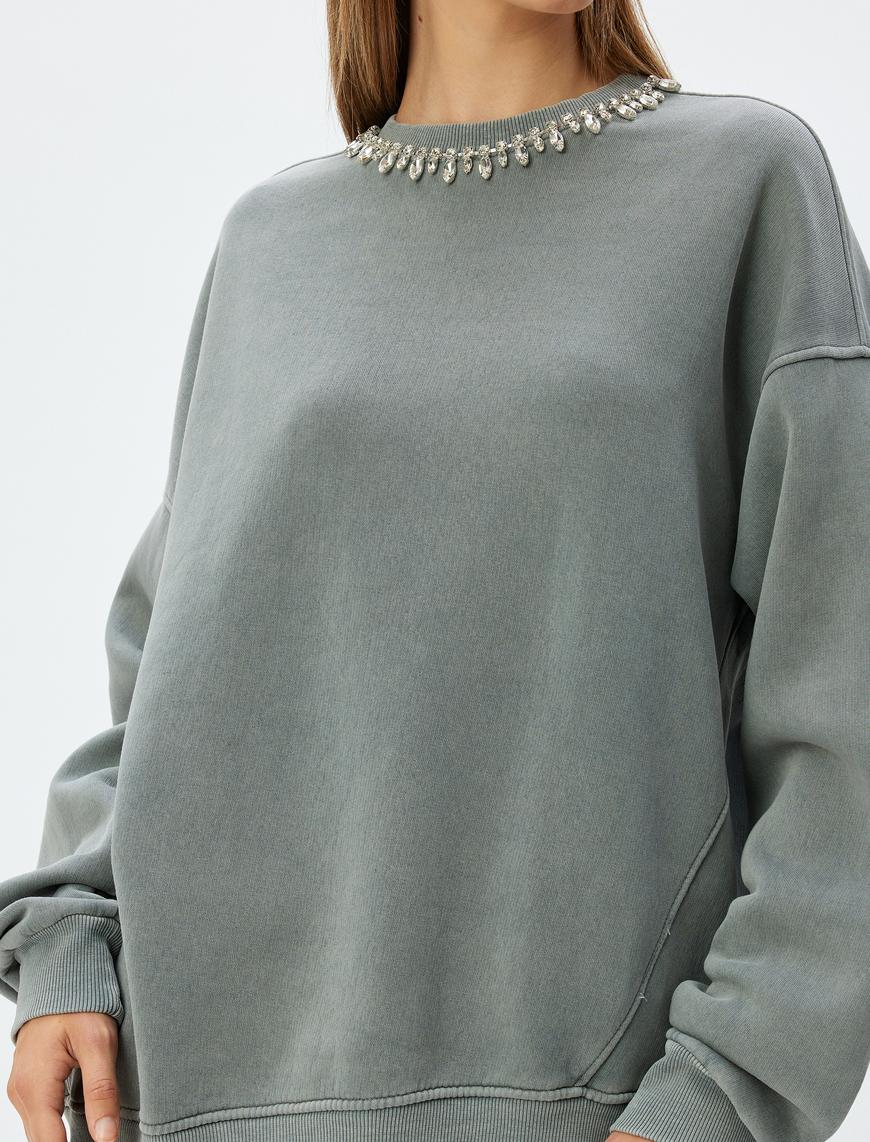  Oversize Sweatshirt Taş Detaylı Bisiklet Yaka Yıkamalı Şardonlu
