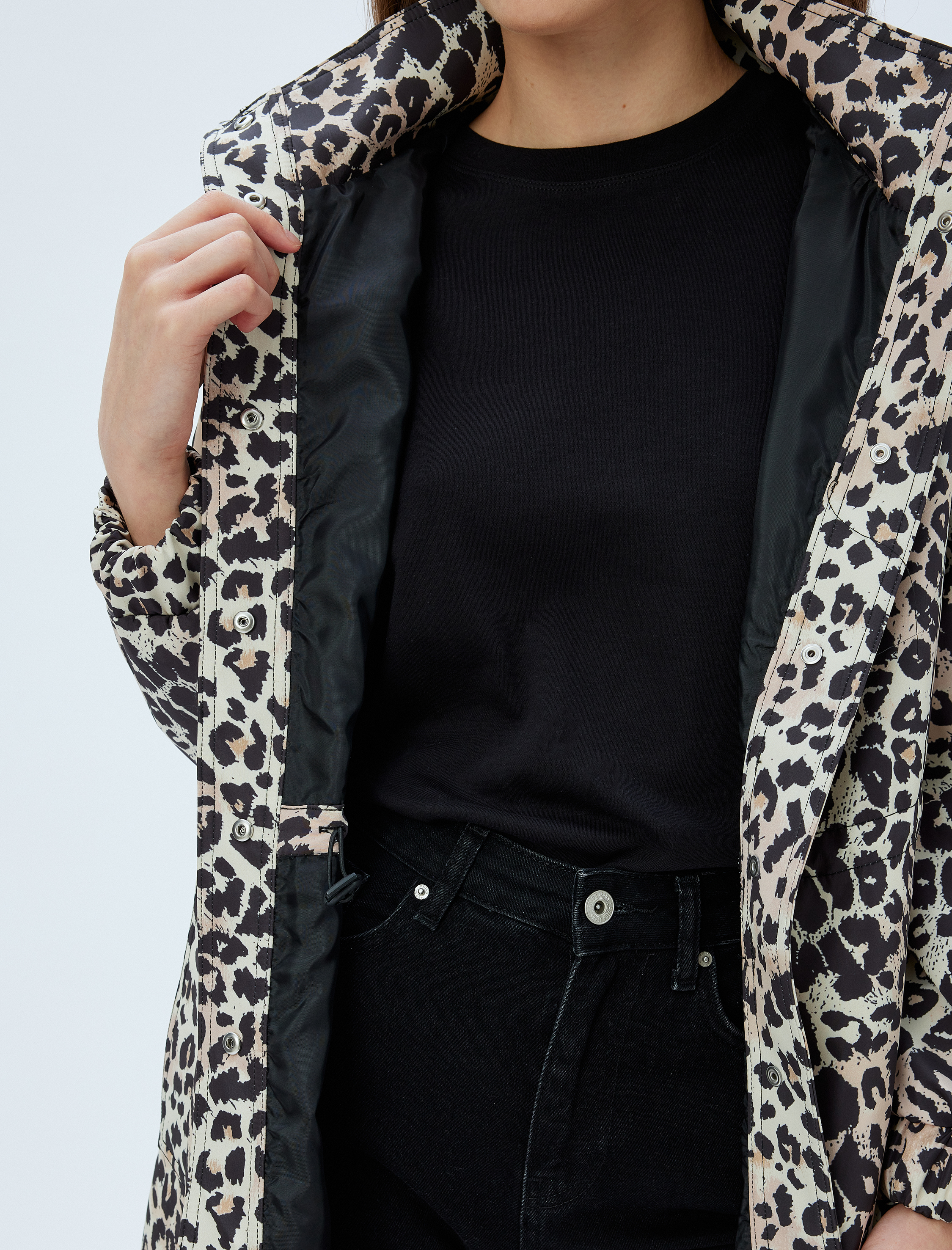   Kapüşonlu Cepli Leopar Desenli Yağmurluk